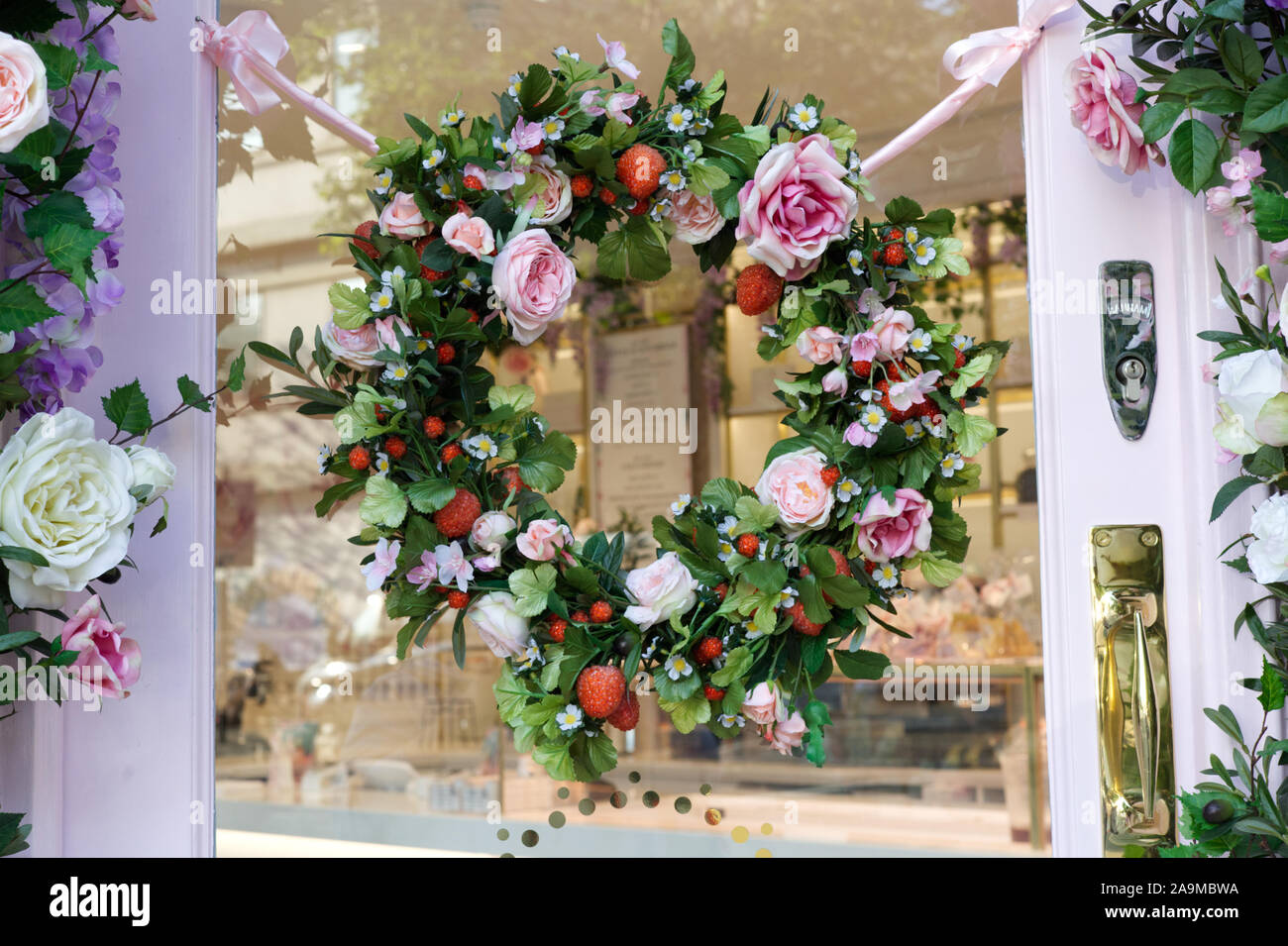 Herrliche Blumen Kranz auf eine Glastür Stockfoto
