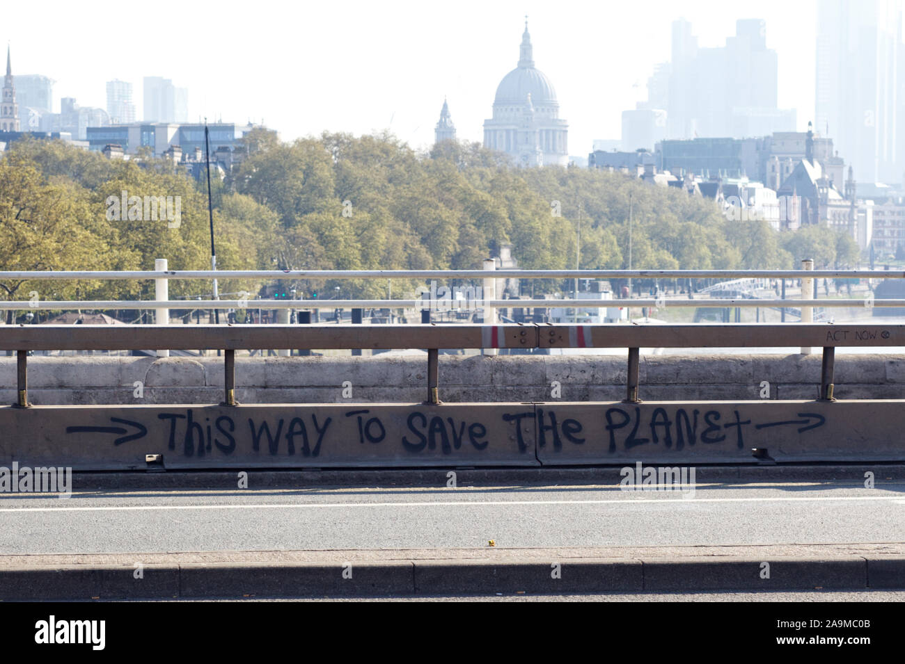 Auf diese Weise den Planeten zu retten, Graffiti auf eine Barriere auf der Waterloo Bridge für das Aussterben Rebellion Protest in London Stockfoto