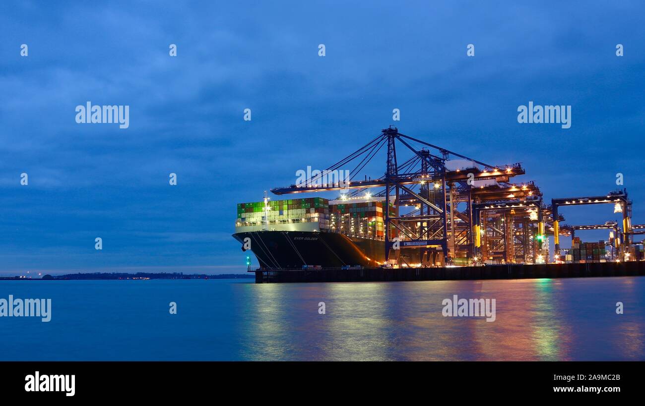 Ipswich, Suffolk, Großbritannien - 16 November 2019: Die Evergreen immer Golden container Schiff angedockt am Hafen von Felixstowe. Am späten Samstag Nachmittag. Stockfoto