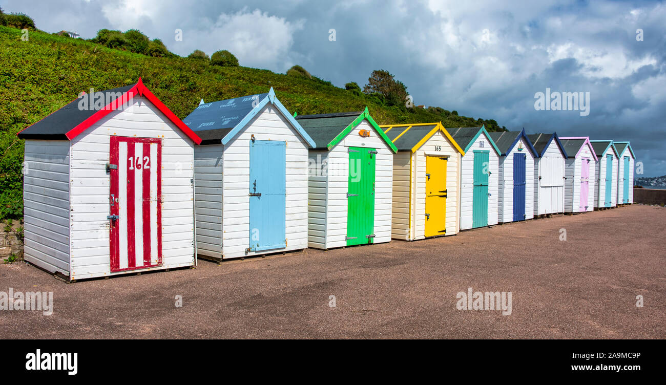 Eine Szene von einer Reihe von bunten Badekabinen in die Ferne gehen Stockfoto