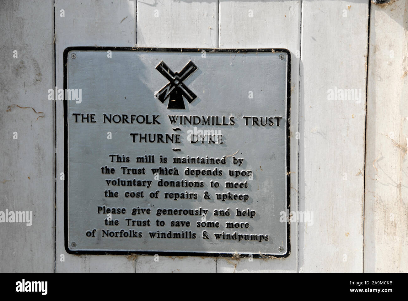 Hinweis zu den Norfolk Winmills Vertrauen auf der Tür von Thune Mühle, thurne Deich, Norfolk, England Stockfoto
