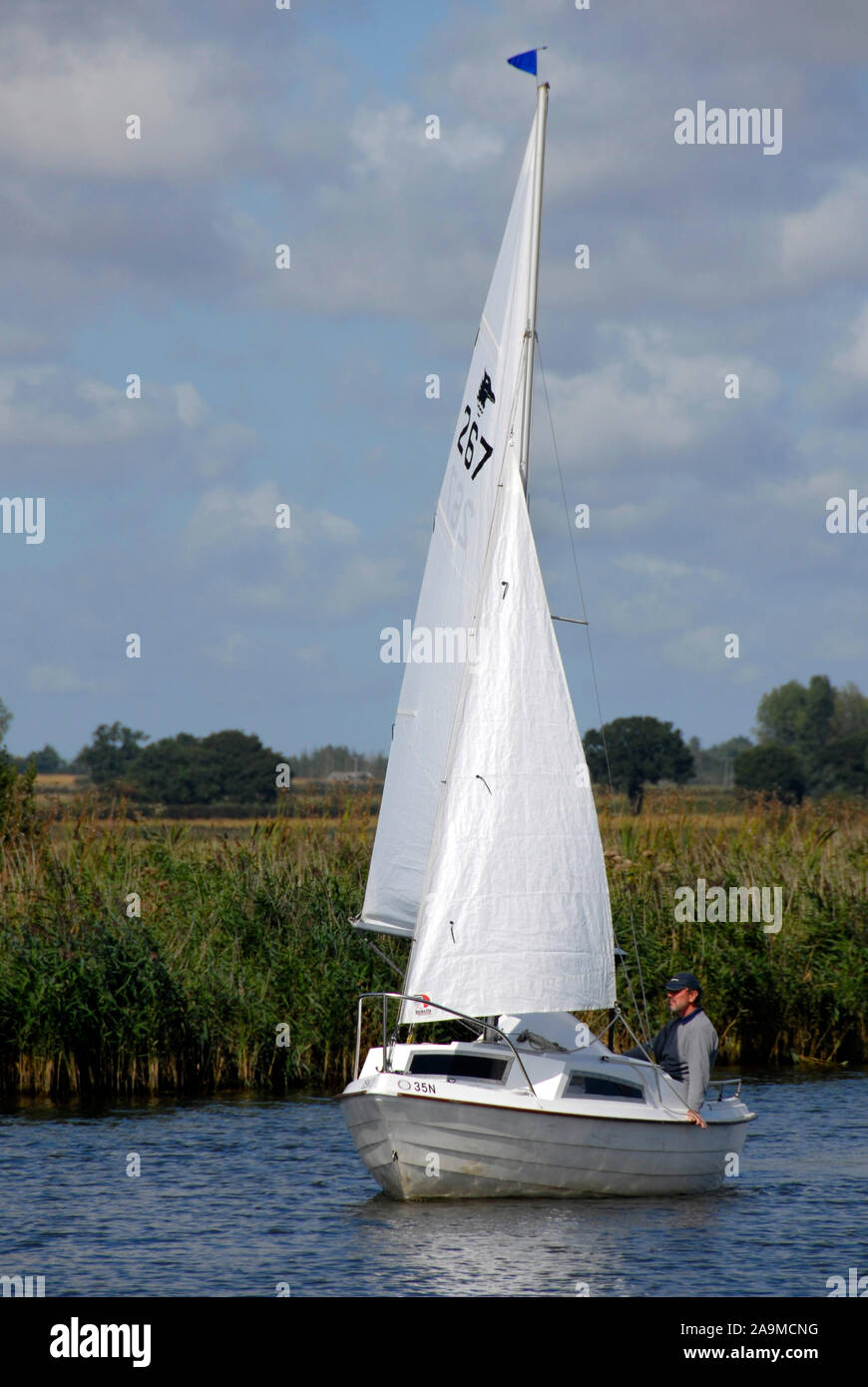 Sailng Yacht auf dem Fluss Thurne, Norfolk, England Stockfoto