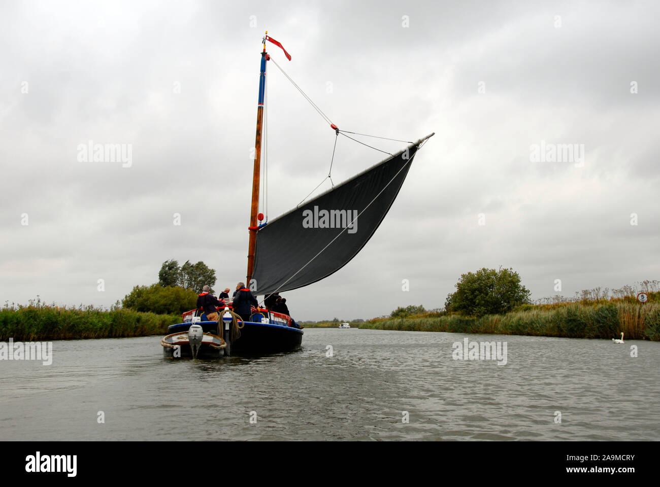 Die wherry'Albion' Segeln auf einem Fluss, Norfolk, England, bei schlechtem Wetter Stockfoto
