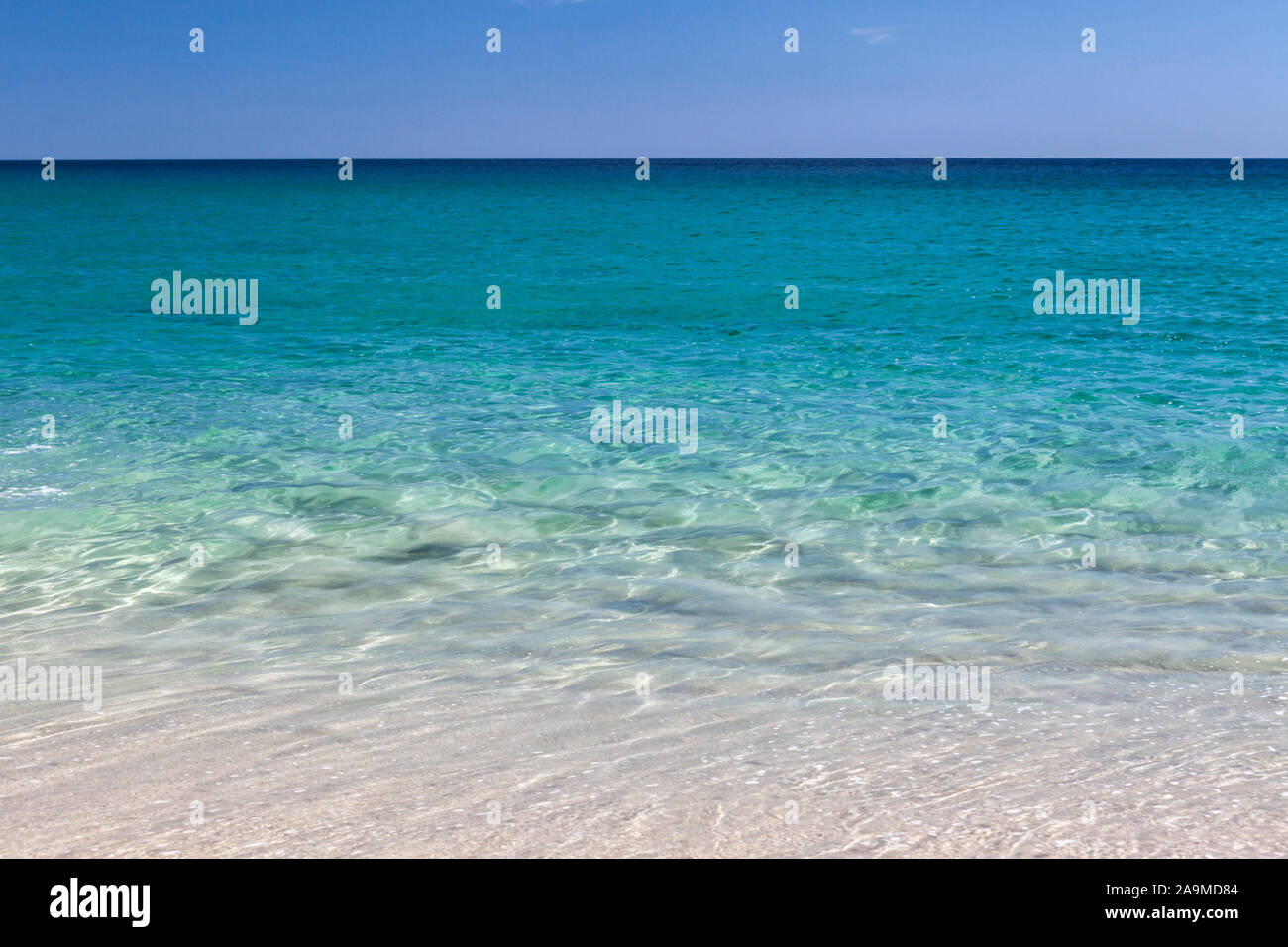 Klare, ruhige, türkisblauen Meer vor der Küste von Cornwall, England, Großbritannien Stockfoto