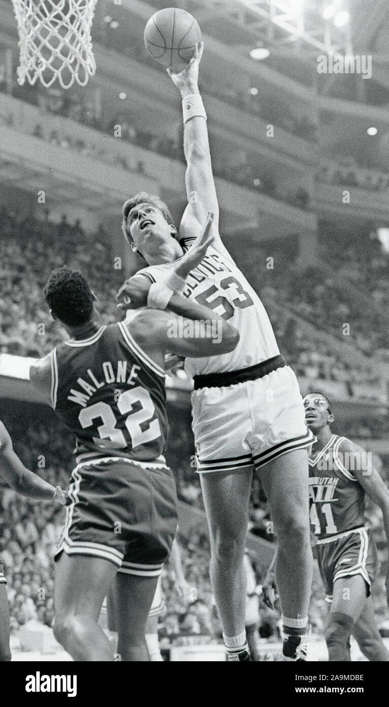 Boston Celtics #53 Joe Klien Kerben auf den Utah Jazz #32 Moses Malone im Spiel Action im Fleet Center in Boston, Ma USA Foto von Bill belknap Stockfoto