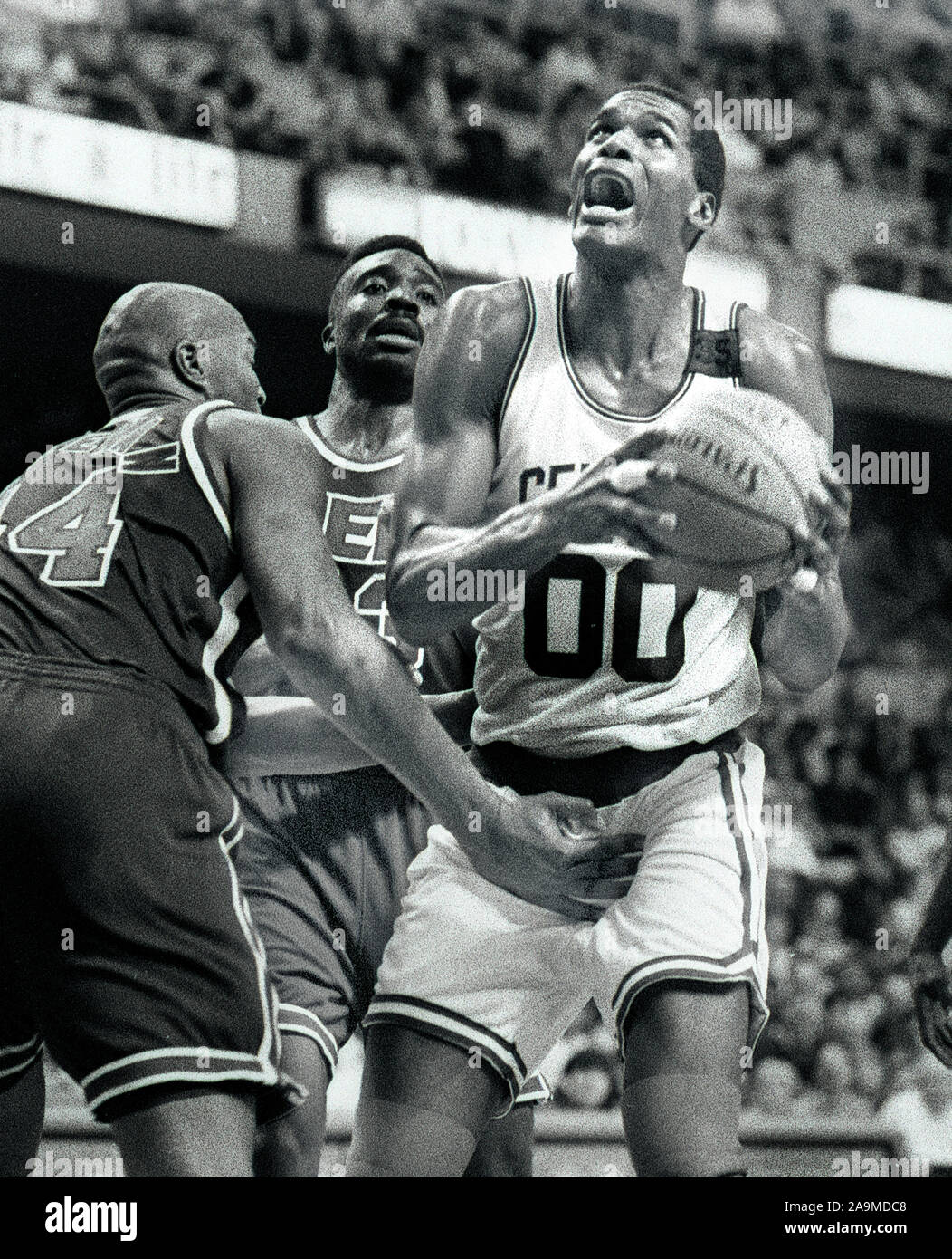 NJ Nets #44 Derrick Colman fouls Boston Celtics #00 Robert Parish im Spiel Action im Boston Garden in Boston, Ma USA Foto von Bill Belknap Stockfoto