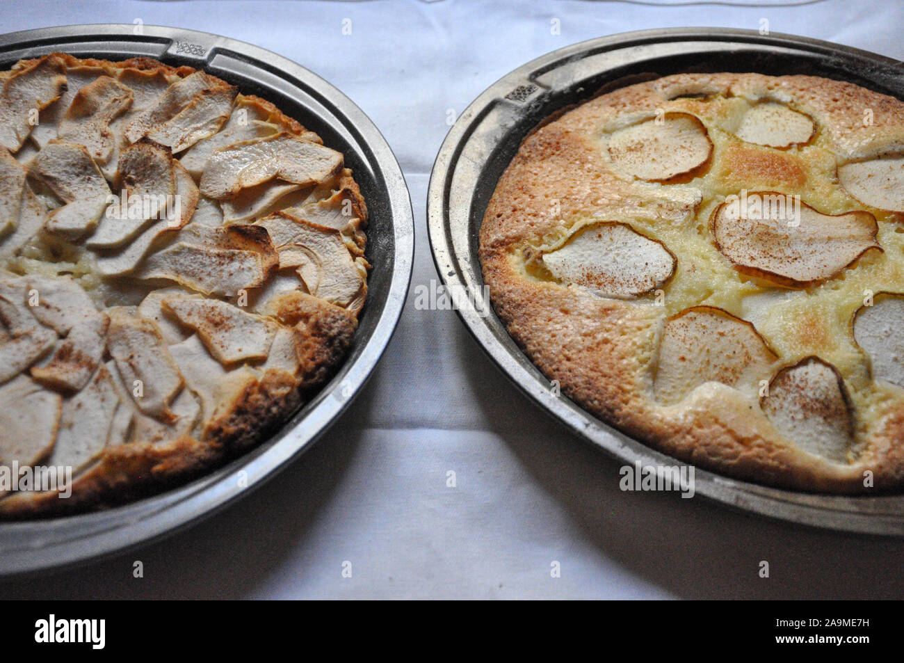 Zwei Obst Kuchen Seite an Seite mit stimmungsvoller Beleuchtung Stockfoto