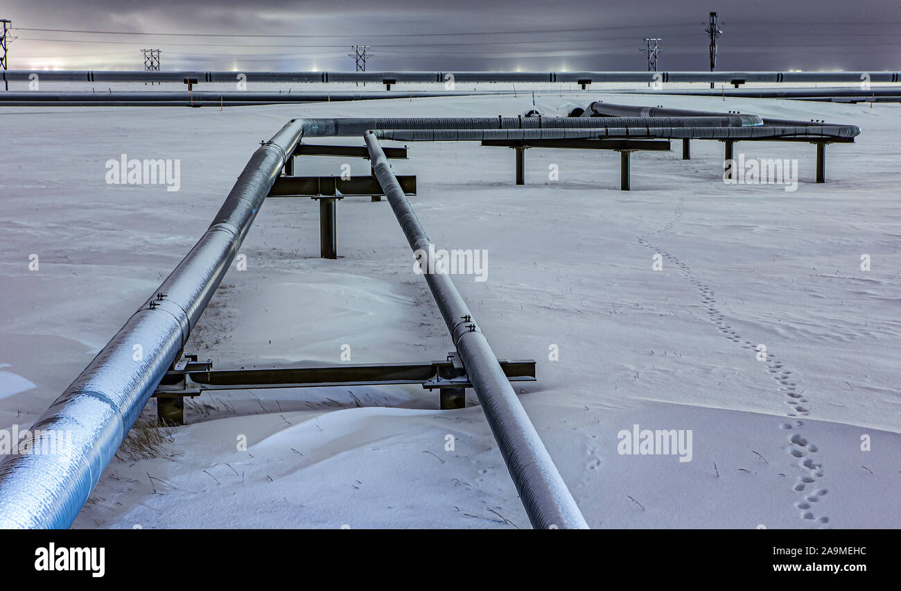 Die Energieproduktion auf der North Slope von Alaska in einer Winternacht Stockfoto