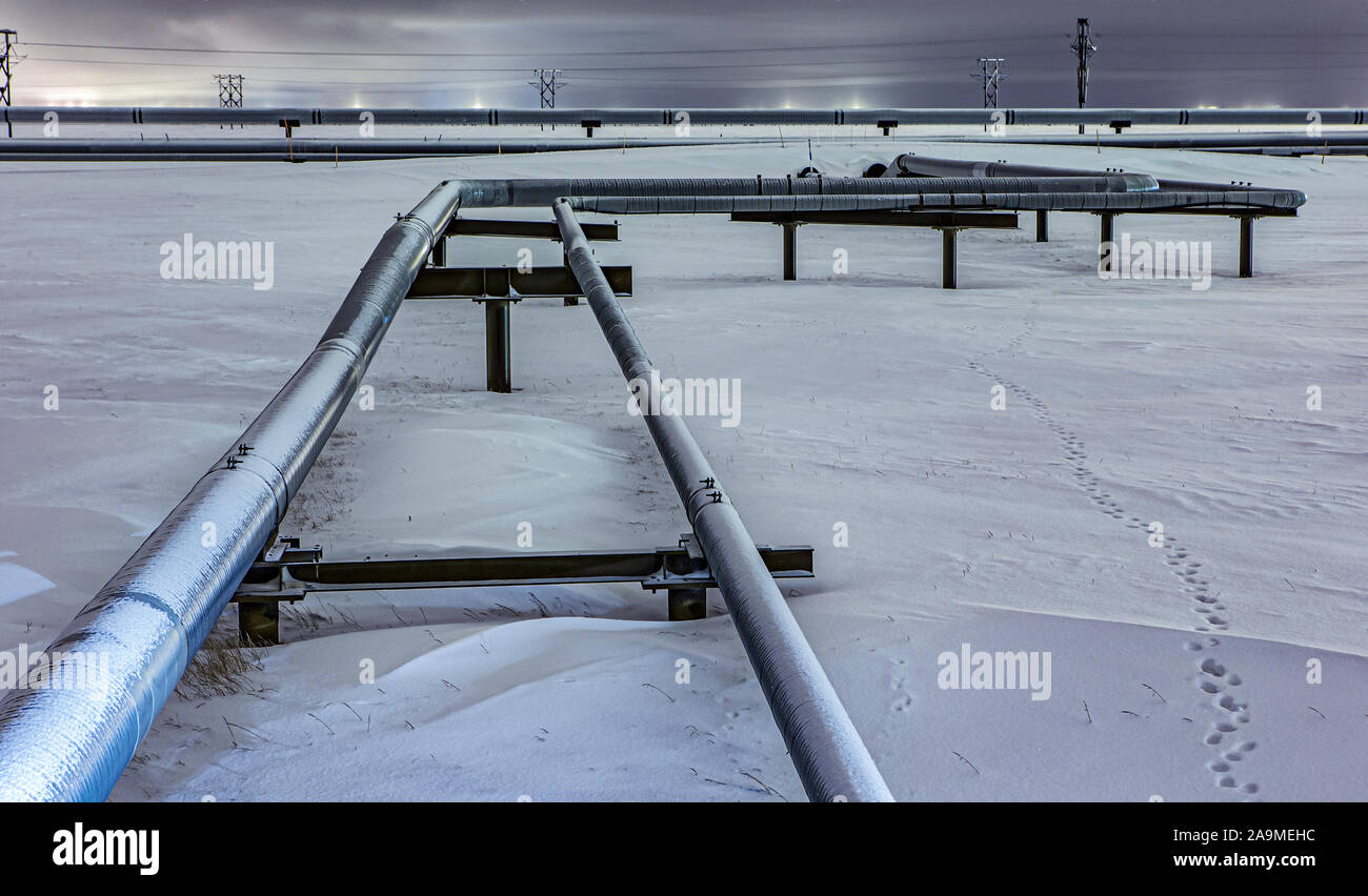 Die Energieproduktion auf der North Slope von Alaska in einer Winternacht Stockfoto