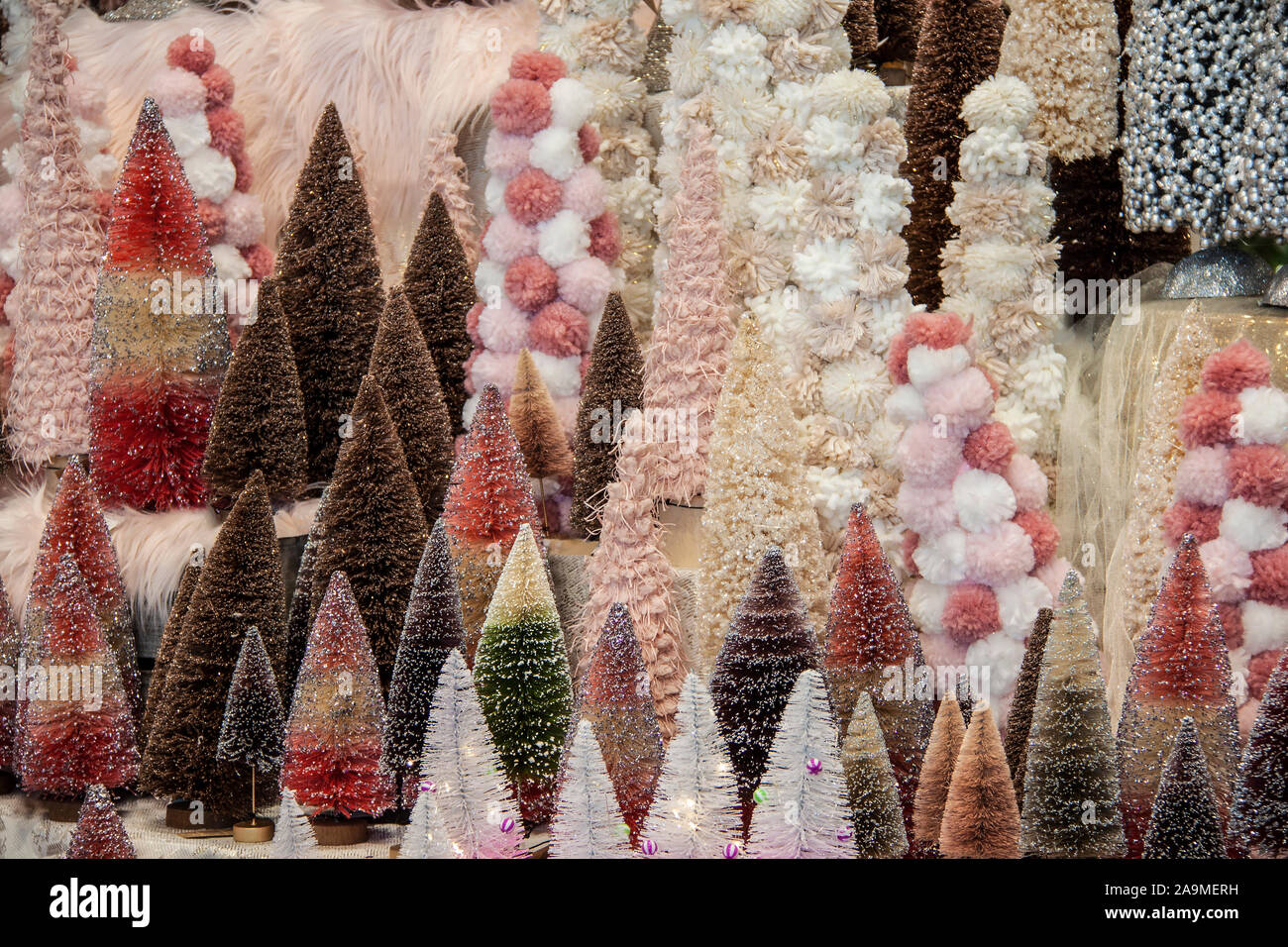Urlaub Hintergrund - Fantasy Wald von künstlerischen Weihnachtsbäume in Rosa- und Pastelle Stockfoto