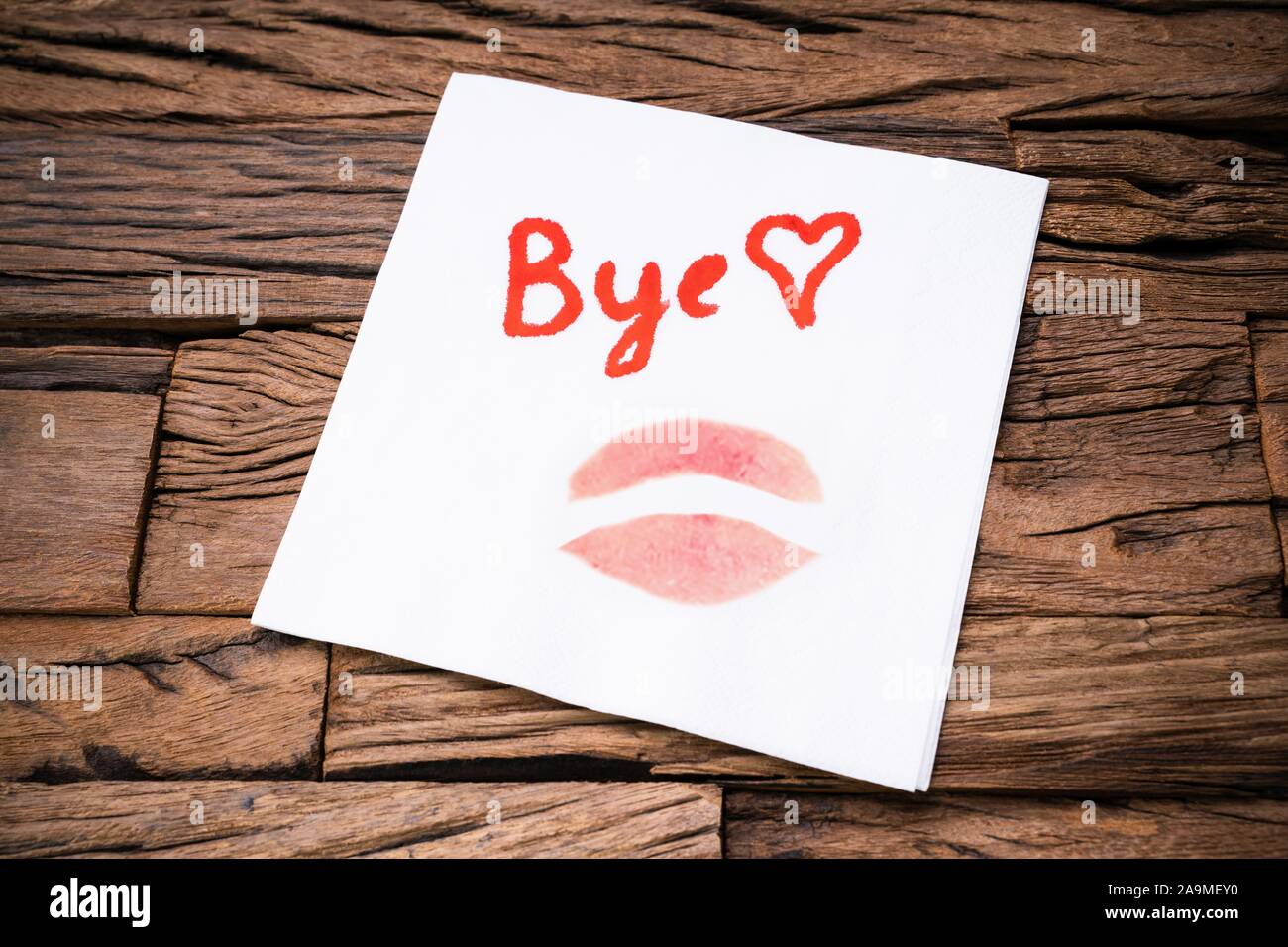 Handschriftliche Bye Wort und Lippenstift Markierung auf Serviette Stockfoto