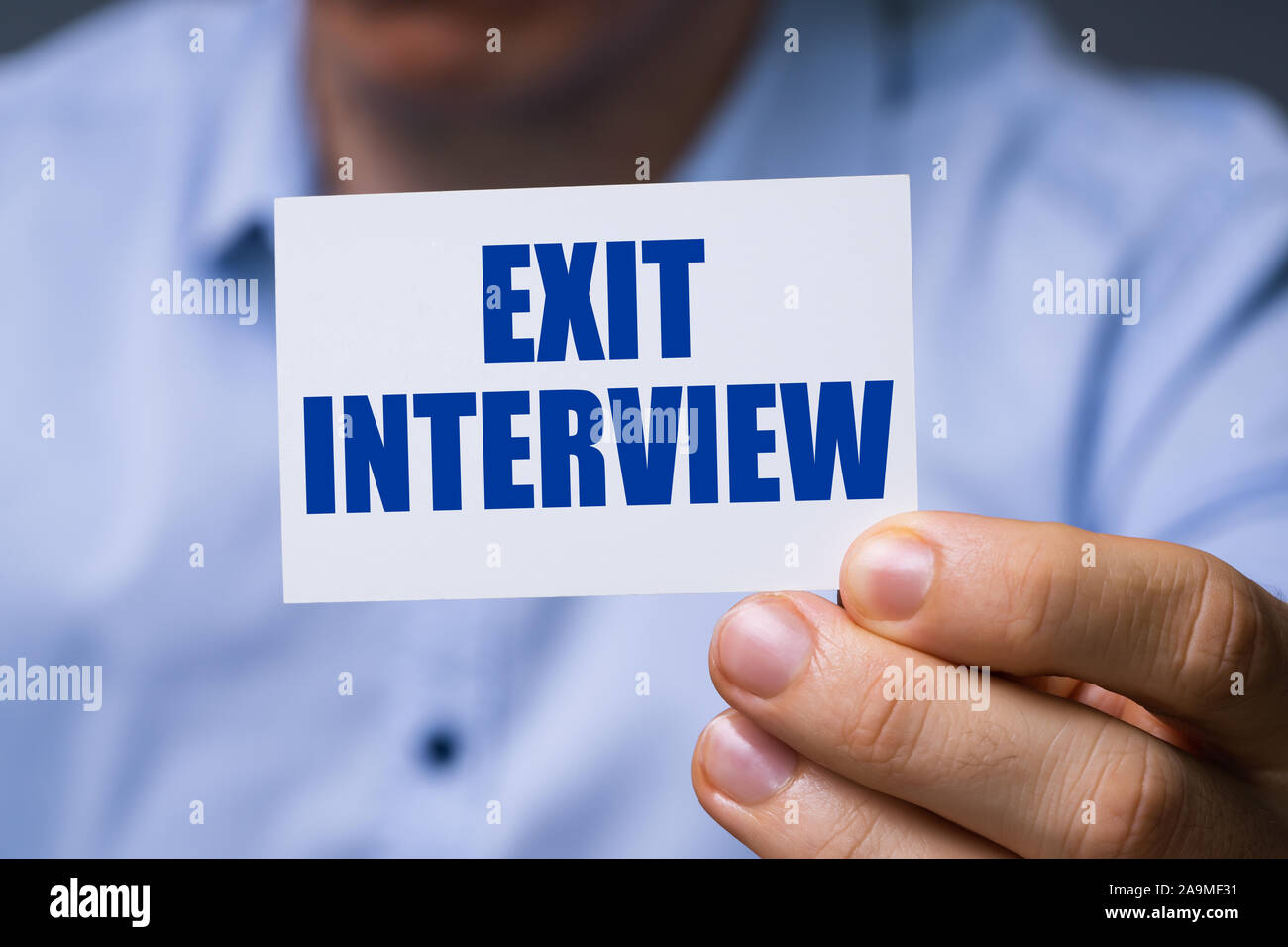 Mann Übersicht Karte mit Exit Interview Text Stockfoto