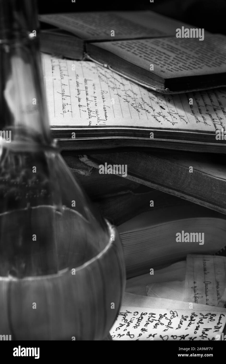 Stapel alter Bücher mit handschriftlichen Tagebuch Stockfoto