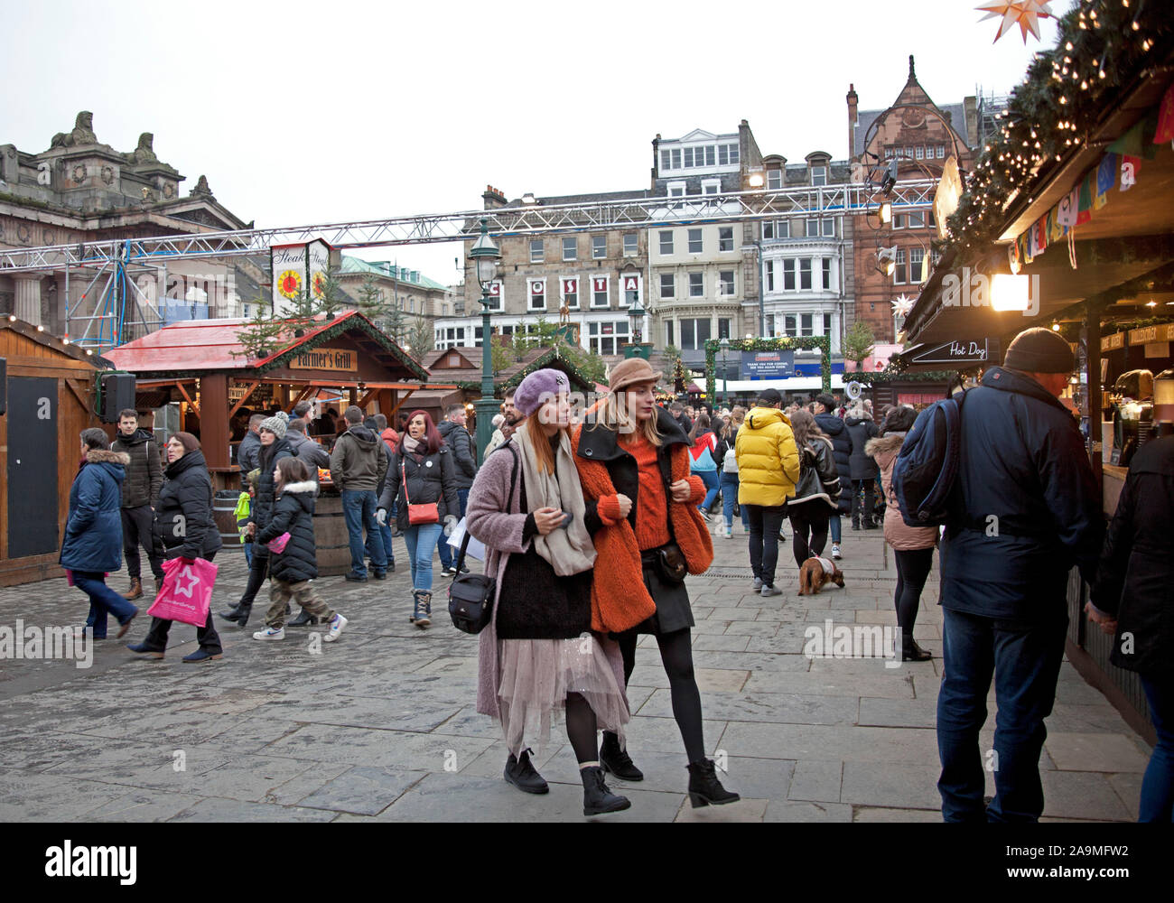 Die Princes Street Gardens, Edinburgh, Schottland, Vereinigtes Königreich. 16. November 2019. Weihnachtsmarkt und Kirmes öffnet zu spät. Menschen Mühle rund um die Stände auf der Suche nach Geschenke und Geschenke. Stockfoto