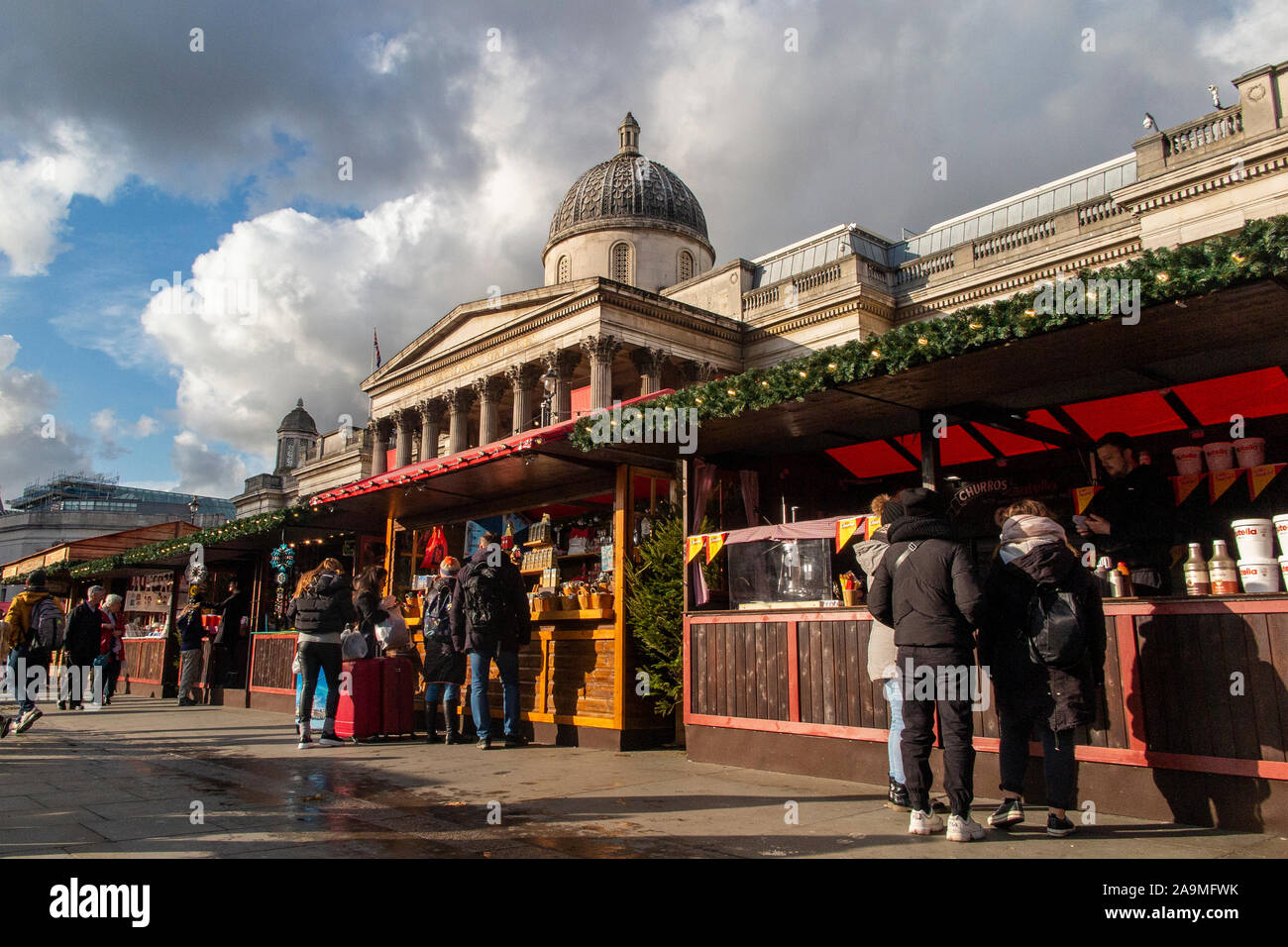 Ein deutscher Stil Weihnachtsmarkt auf dem Trafalgar Square, London Stockfoto