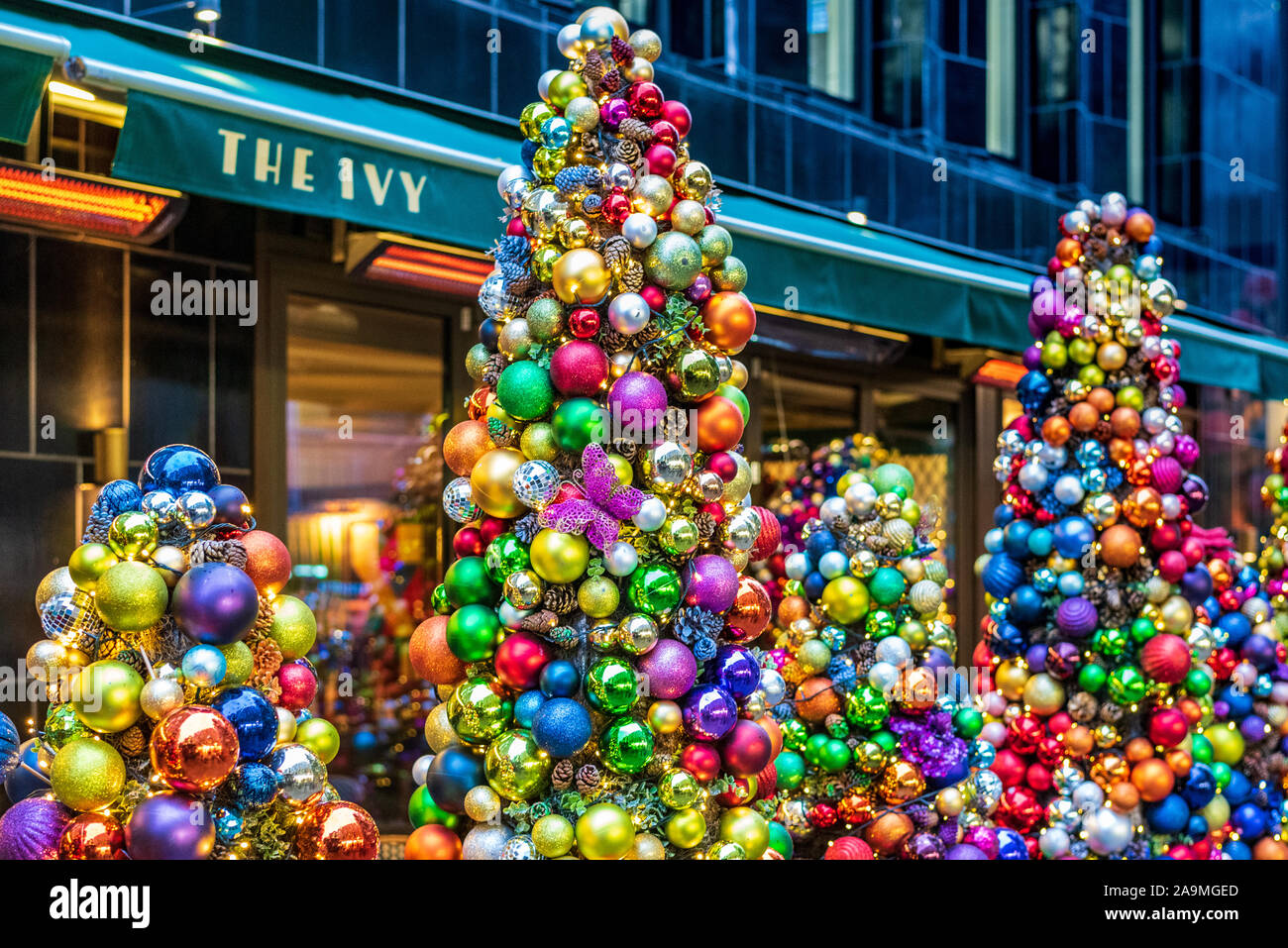 Die Ivy Soho Brasserie - Weihnachtsschmuck außerhalb der Ivy Restaurant in Broadwick Street Soho London Stockfoto