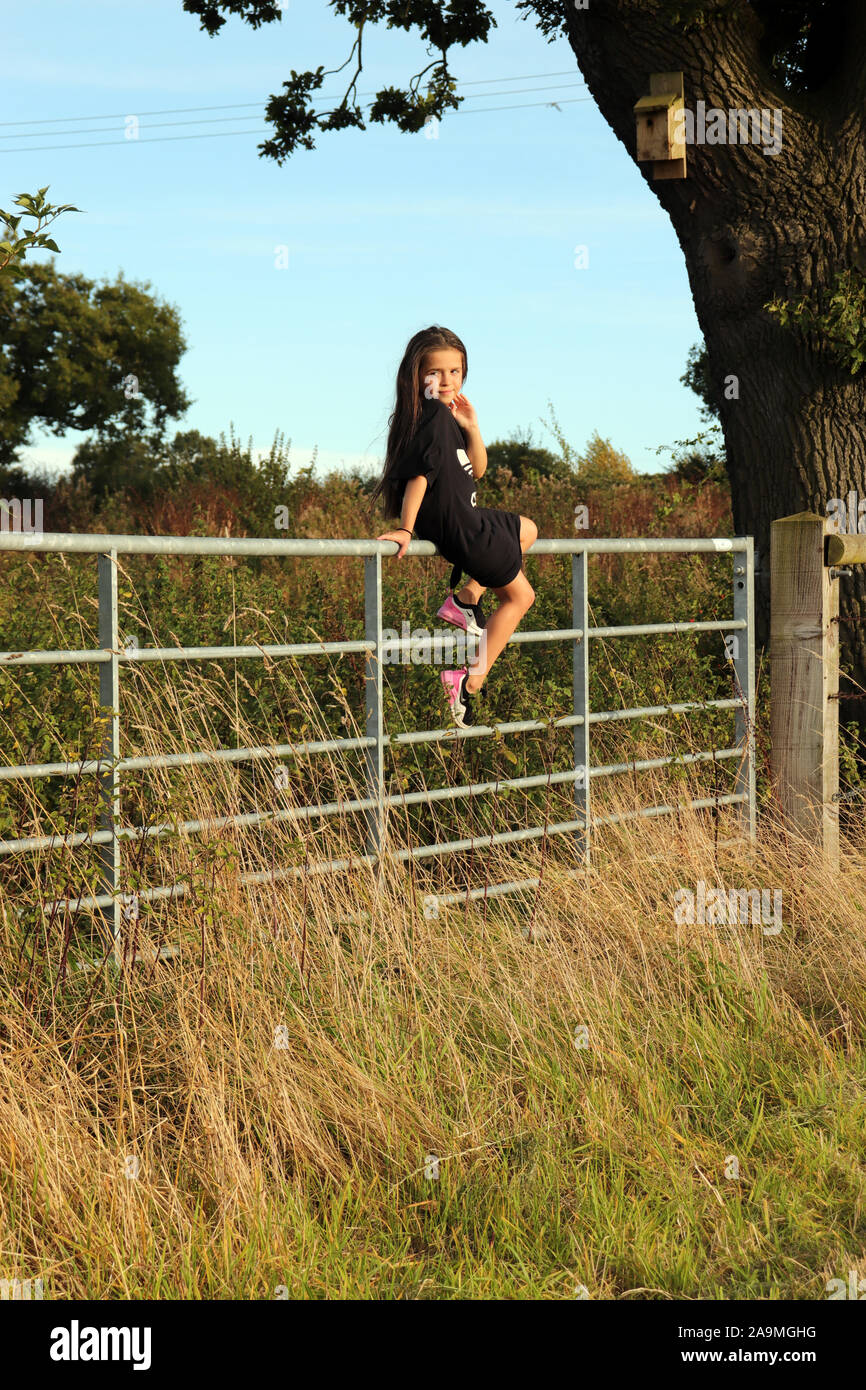 Mädchen auf Landwirte Gate Stockfoto