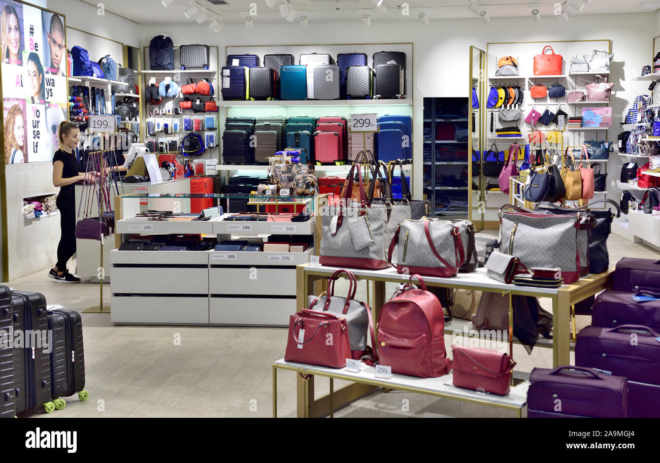 Innenraum der Tasche Shop in der modernen MaxCity Einkaufszentrum, Pula, Kroatien Stockfoto