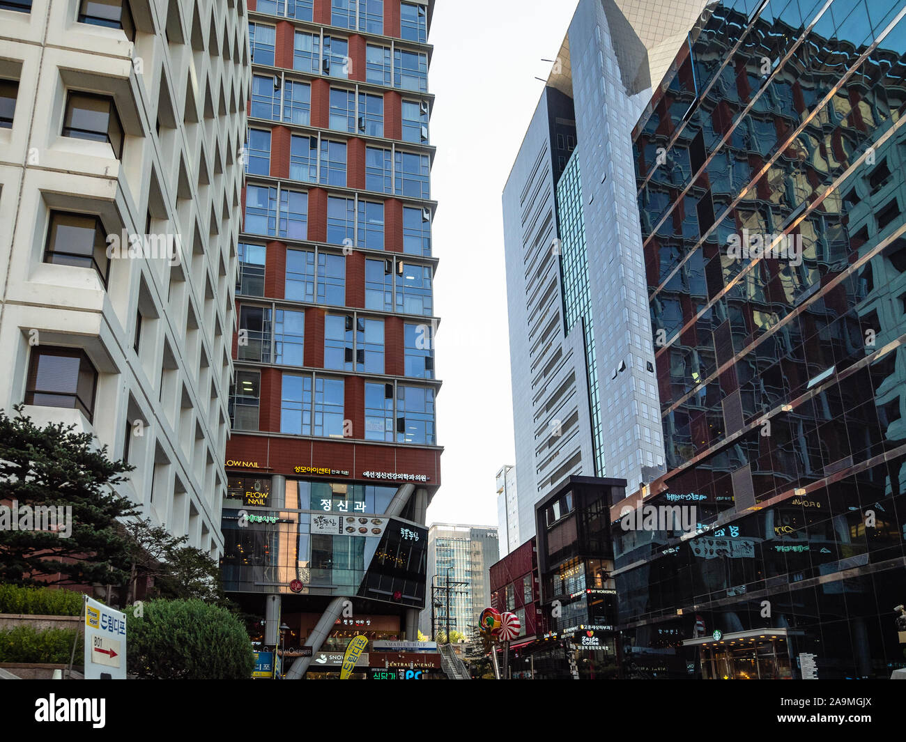 SEOUL, Südkorea - NOVEMBER 1, 2019: moderne Gebäude in Gangnam Bezirk der Stadt Seoul. Besondere Stadt Seoul ist die Hauptstadt und größte Metropole Stockfoto