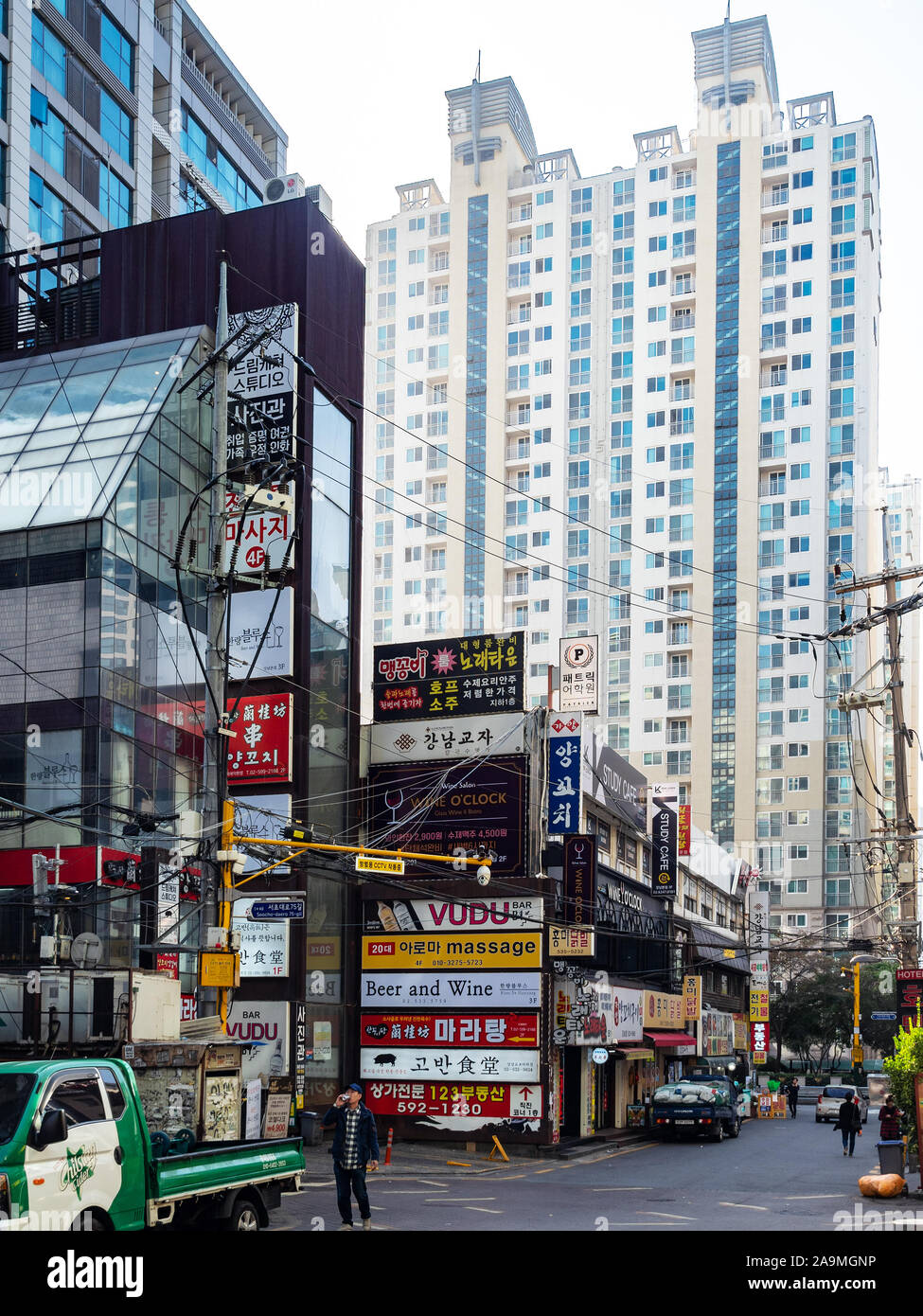 SEOUL, Südkorea - NOVEMBER 1, 2019: die Menschen in der Nähe von Geschäfte im Seocho Distrikt der Stadt Seoul im Herbst morgen. Besondere Stadt Seoul ist die Hauptstadt und Lar Stockfoto