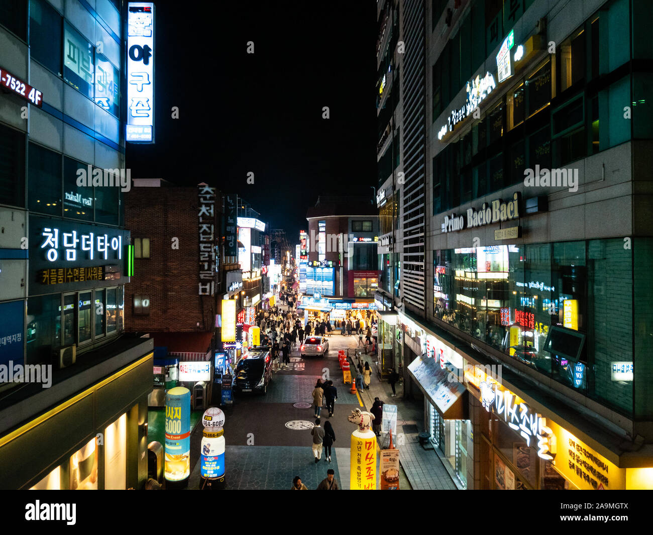 SEOUL, Südkorea - NOVEMBER 1, 2019: Menschen auf Shopping und Restaurant Straße im Stadtteil Gangnam Seoul City bei Nacht. Seoul besondere Stadt ist die Stockfoto