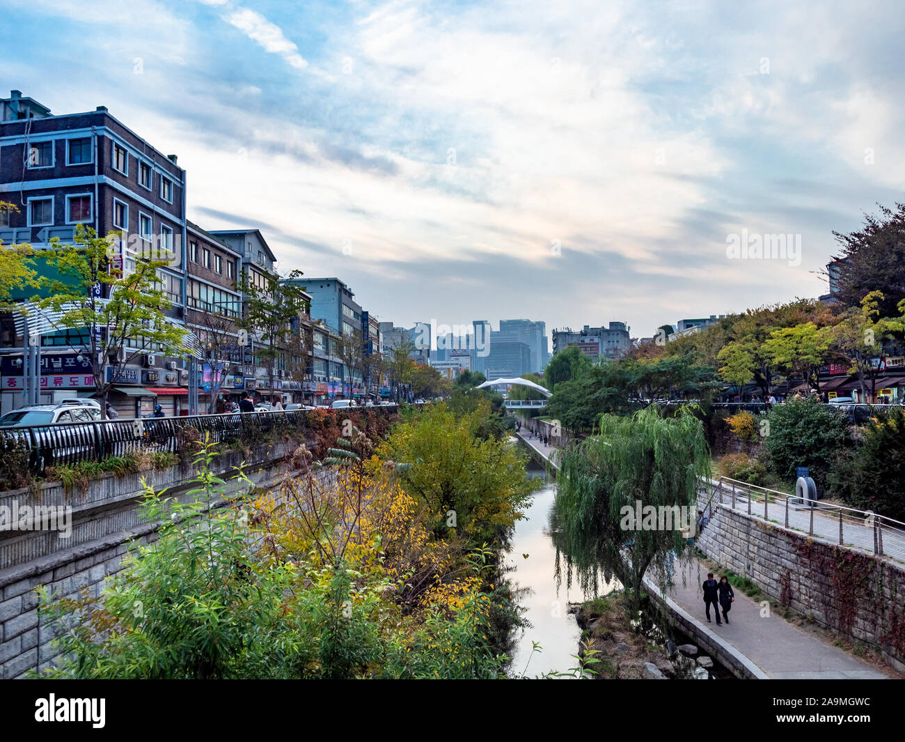 SEOUL, Südkorea - NOVEMBER 2, 2019: die Menschen entlang der Cheonggyecheon Strom in Seoul City am Abend. Besondere Stadt Seoul ist die Hauptstadt und größte Stockfoto