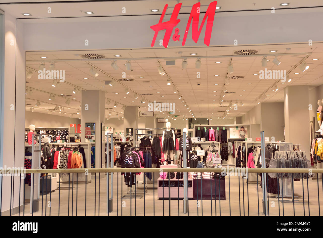 H&M Store in modernen MaxCity Einkaufszentrum, Pula, Kroatien Stockfoto