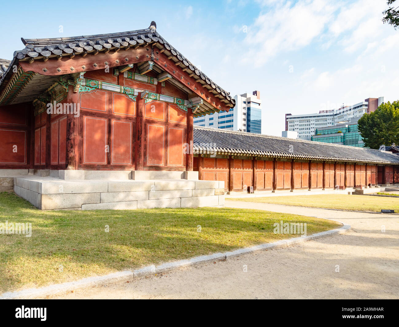 SEOUL, Südkorea - 31. OKTOBER 2019: Von außen Changgyeong Palace Complex in Seoul Stadt. Der Palast wurde in der Mitte des 15. Jahrhunderts gebaut und es war r Stockfoto