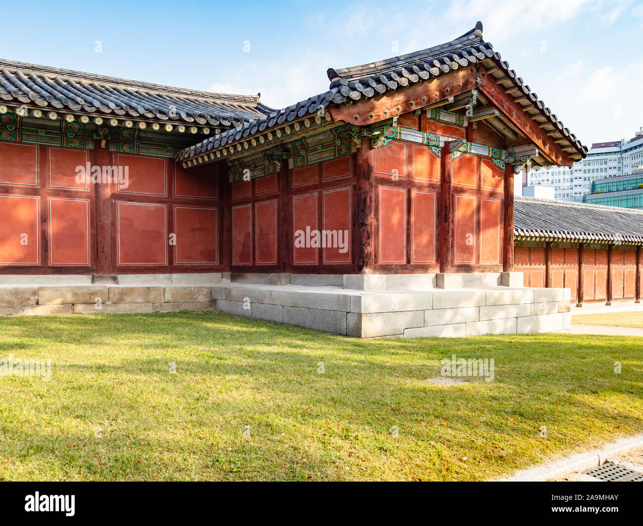 SEOUL, Südkorea - 31. OKTOBER 2019: Turm und Zaun von changgyeong Palace Complex in Seoul Stadt. Der Palast wurde in der Mitte des 15. Jahrhunderts gebaut und ich Stockfoto