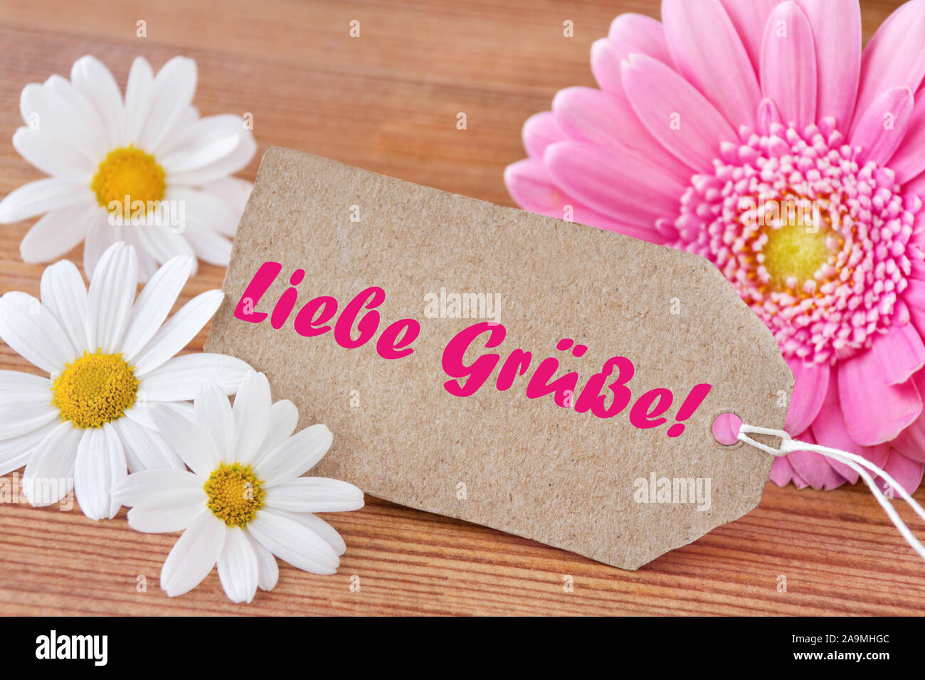 Deutsche liebe Grüße Blumen auf Holz als Hintergrund Stockfotografie - Alamy