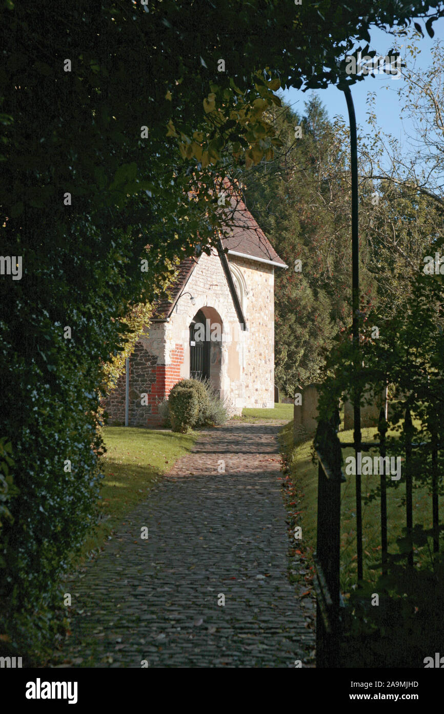 Weg zum Eingang Ost der St. Mary's Kirche, Selborne, Hampshire: Eine ruhige Szene auf dem Friedhof Stockfoto