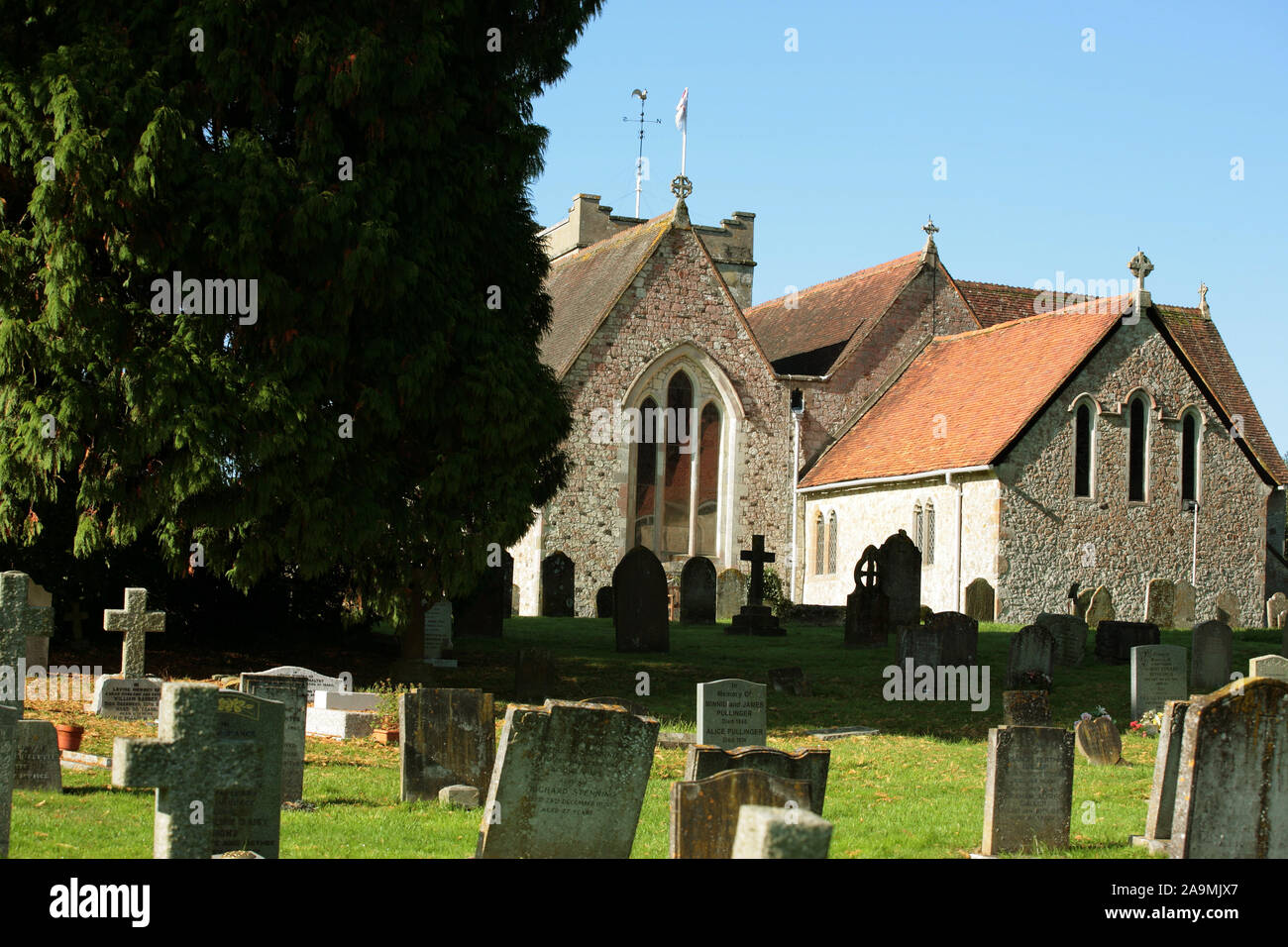 St. Mary's Church, Selborne, Hampshire: über den Friedhof Stockfoto