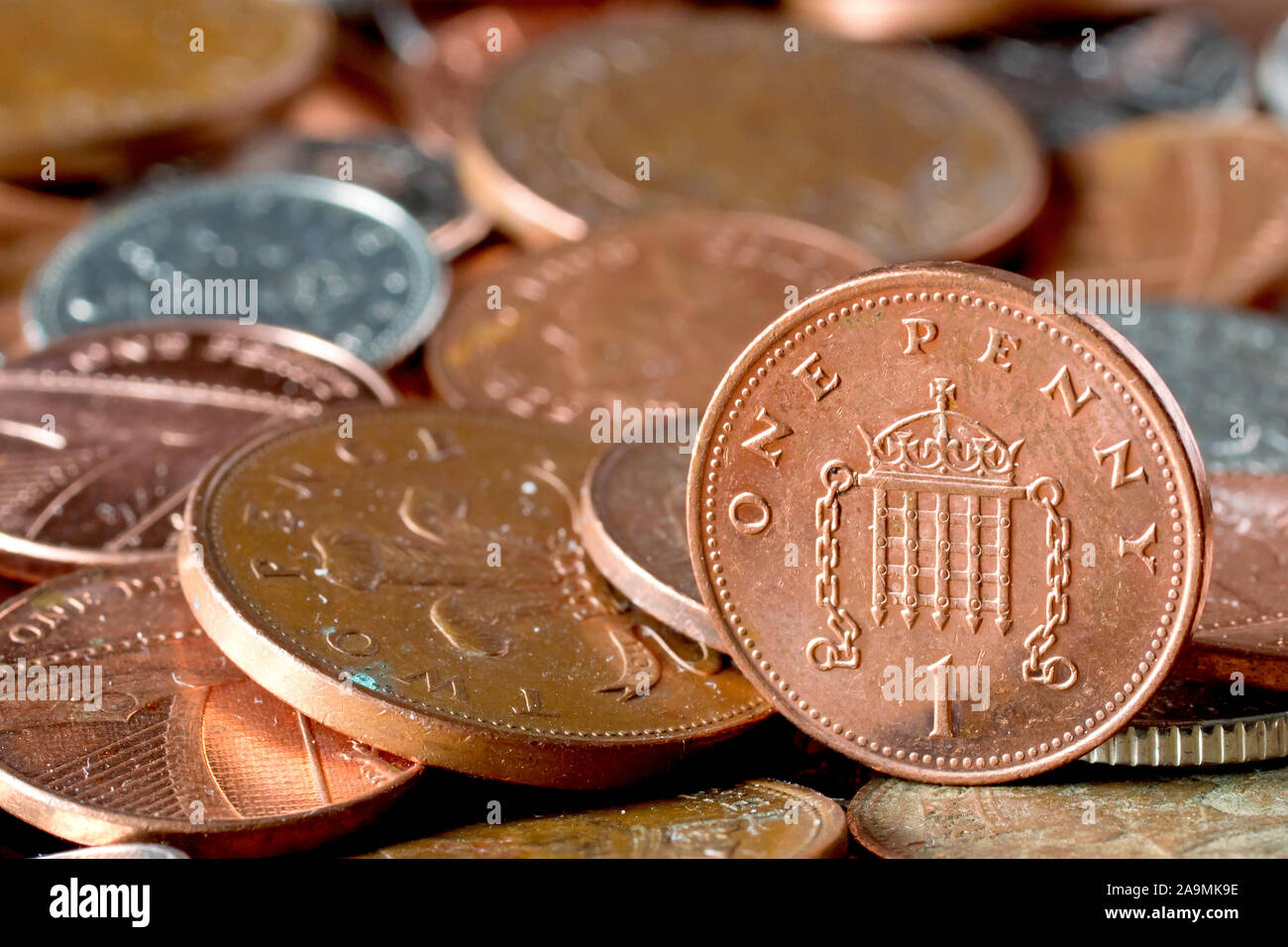 Eine Nahaufnahme Auswahl der niedrigsten Bezeichnung Münzen im Umlauf in Großbritannien, sich auf einen einzigen Penny mit geringer Tiefenschärfe. Stockfoto