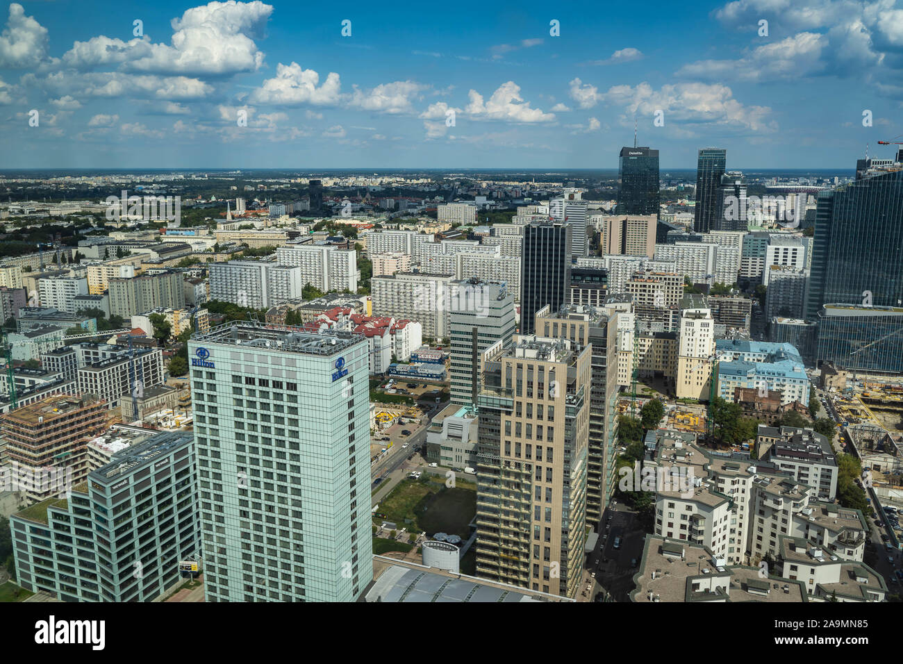 Warschau, Polen - August 2019: Luftaufnahme von Downtown Business Wolkenkratzer in Warschau. Stockfoto