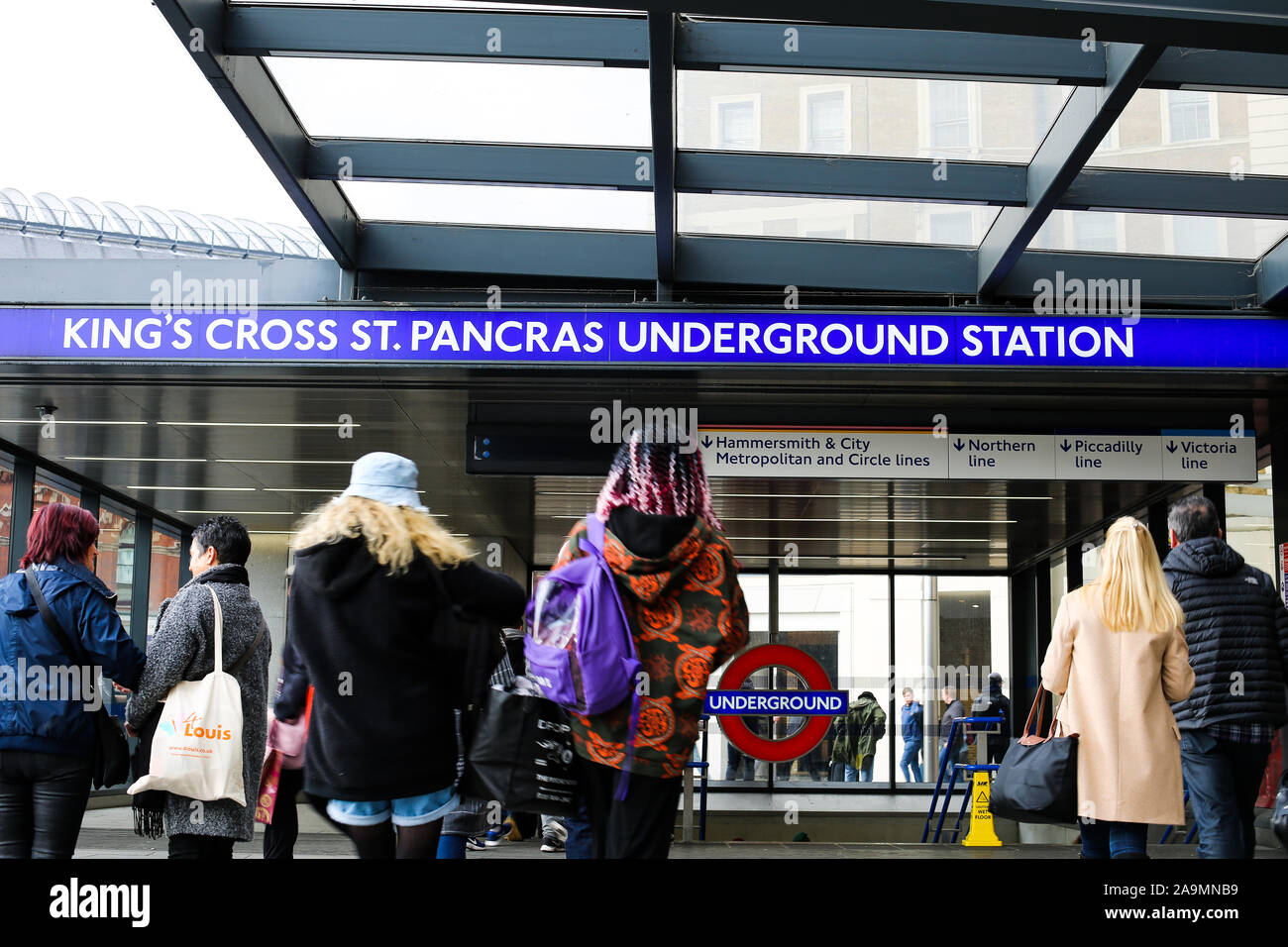 London, Großbritannien. 16 Nov, 2019. Pendler sind außerhalb von King's Cross St. Pancras U-Bahnstation in London gesehen. Credit: Dinendra Haria/SOPA Images/ZUMA Draht/Alamy leben Nachrichten Stockfoto