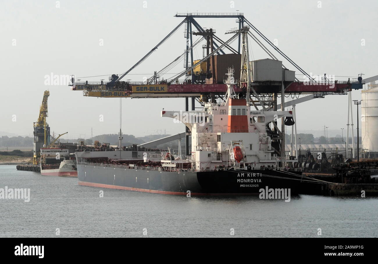 AJAXNETPHOTO. 23. SEPTEMBER 2019. DUNKERQUE, Frankreich. - Beladen mit Kohle die MONROVIAN REGISTRIERT BULK CARRIER BIN KIRTI (93.000 GT) AM HAFEN MEER BULK DUNKERQUE BEKOHLUNGS ANLAGE. Foto: Jonathan Eastland/AJAX REF: GX8 192609 20535 Stockfoto