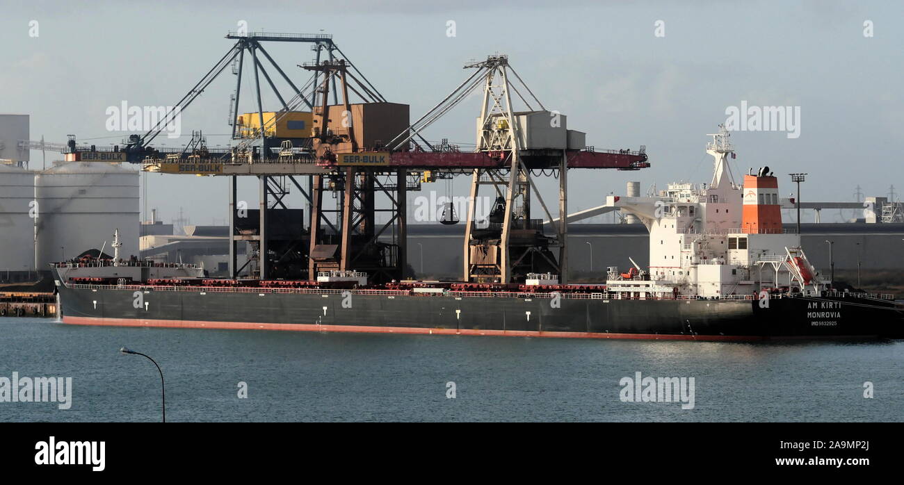 AJAXNETPHOTO. 23. SEPTEMBER 2019. DUNKERQUE, Frankreich. - Beladen mit Kohle die MONROVIAN REGISTRIERT BULK CARRIER BIN KIRTI (93.000 GT) AM HAFEN MEER BULK DUNKERQUE BEKOHLUNGS ANLAGE. Foto: Jonathan Eastland/AJAX REF: GX8 192609 20543 Stockfoto