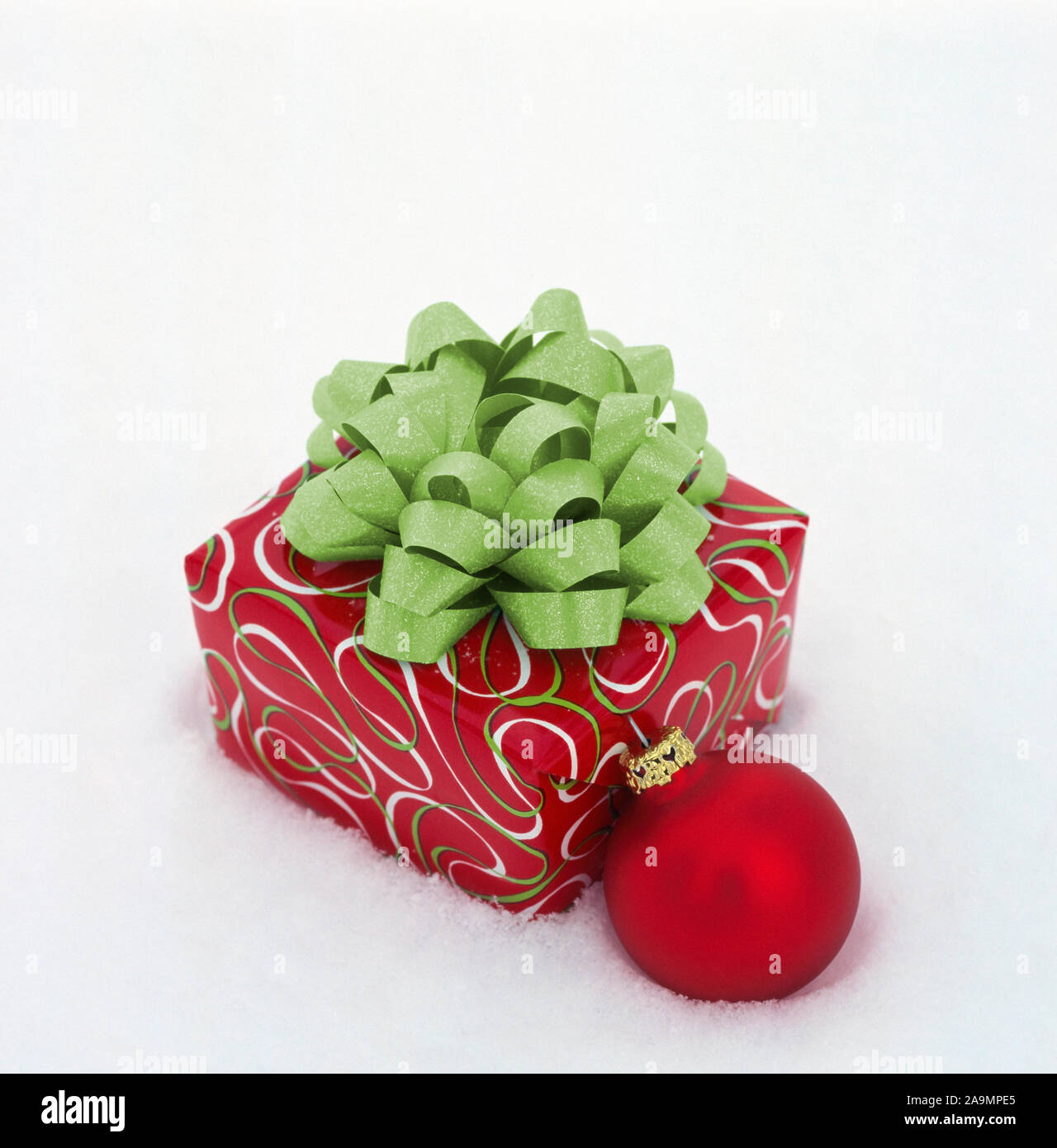 Weihnachten Geschenk mit festlichen Roten und Grünen Geschenkpapier, Bug und Ornament Dekoration auf weißem Hintergrund Stockfoto