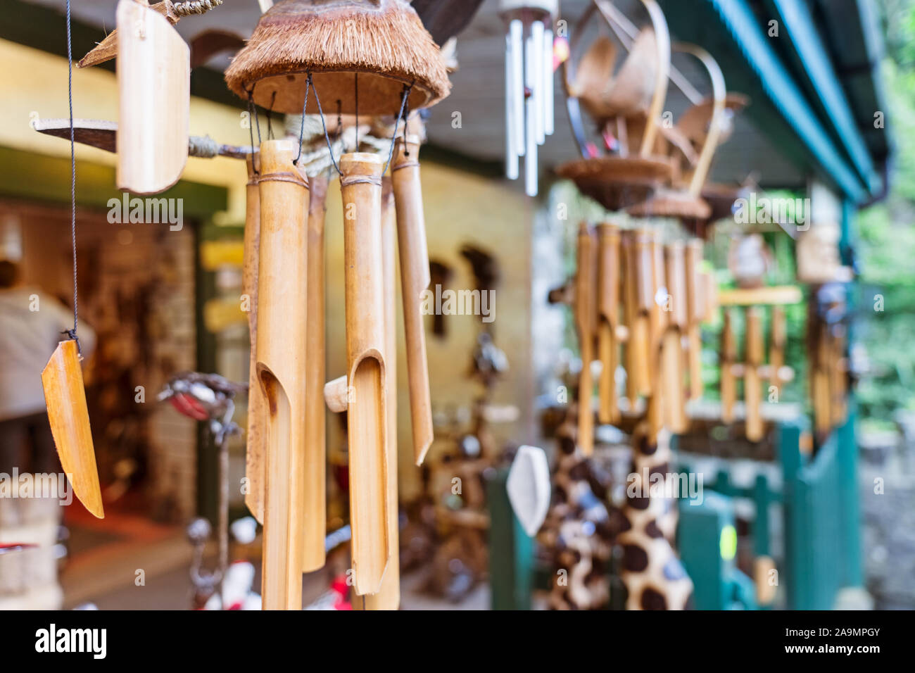 Close up Bambus Windspiele hängend an den Zähler der Hersteller von Produkten aus Holz, was Ruhe und Meditation. Selektiver Fokus Stockfoto