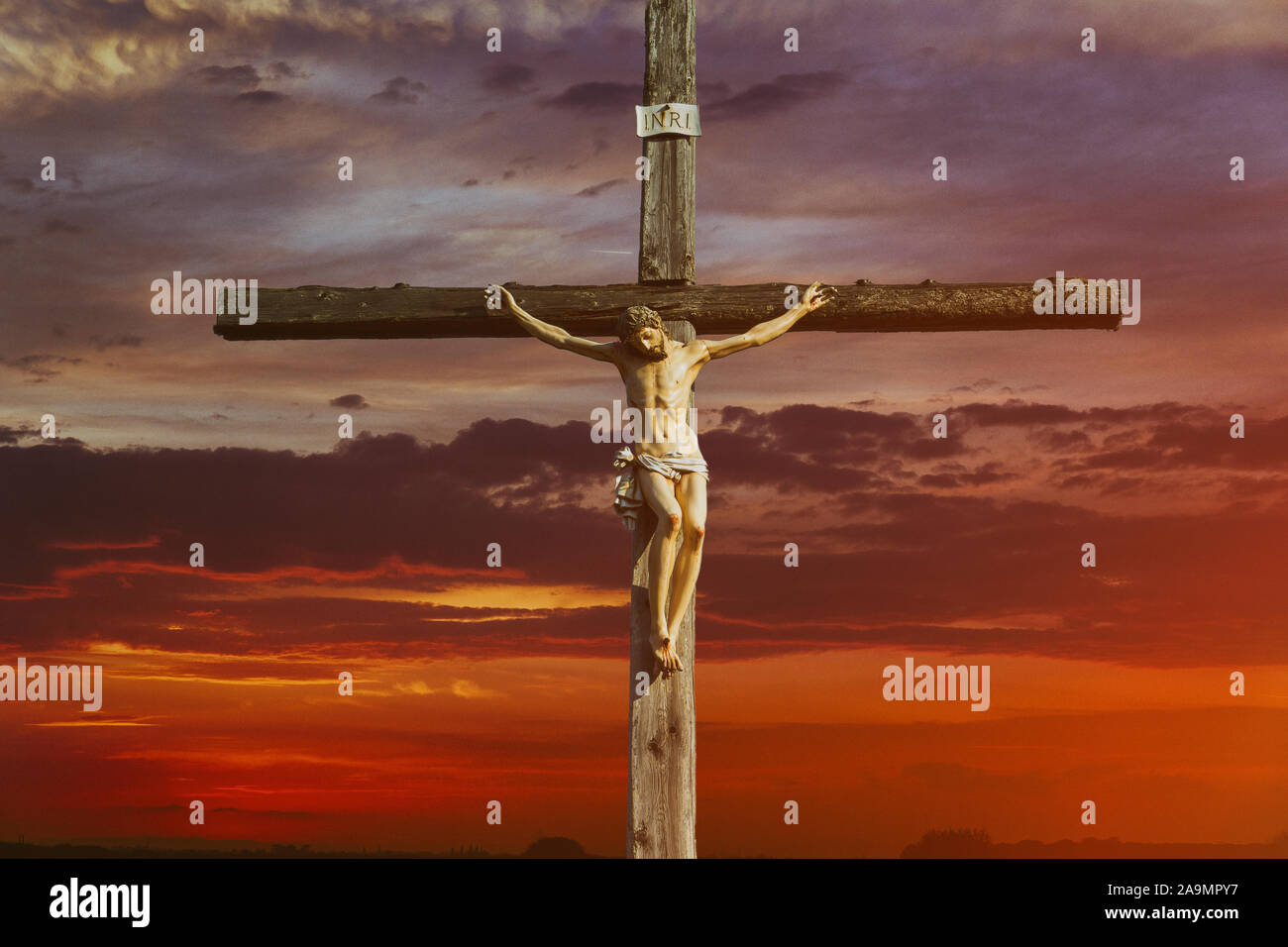 Jesus Christus am Kreuz über sunrise er Sieg in Ostern auferstanden ist, Karfreitag Sonnenuntergang Welt christlichen Gott religiöse Stockfoto