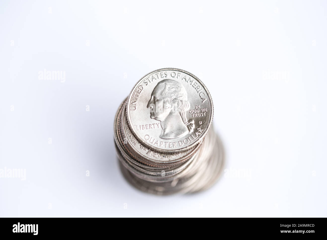 Münzen auf weißem Hintergrund Viertel gestapelt und ändern Stockfoto