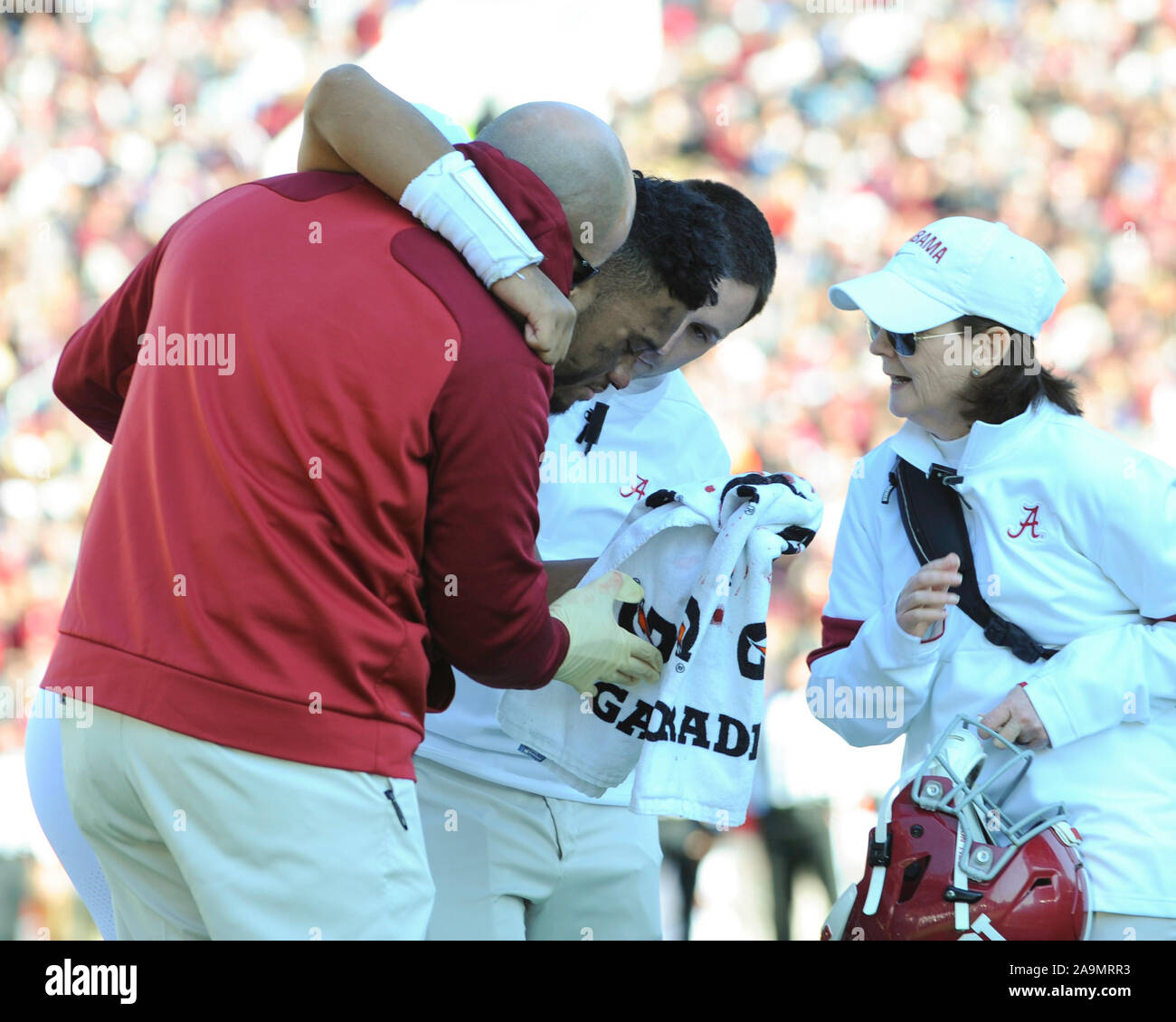 November 16, 2019: Alabama Quarterback, Tua Tagovailoa (13), ist durch die Trainer nach während der NCAA Football Spiel zwischen theAlabama Crimson Tide und der Mississippi State Bulldogs bei Davis Wade Stadium in Starkville, MS verletzt wird geholfen. Credit: Kevin Langley/CSM Stockfoto