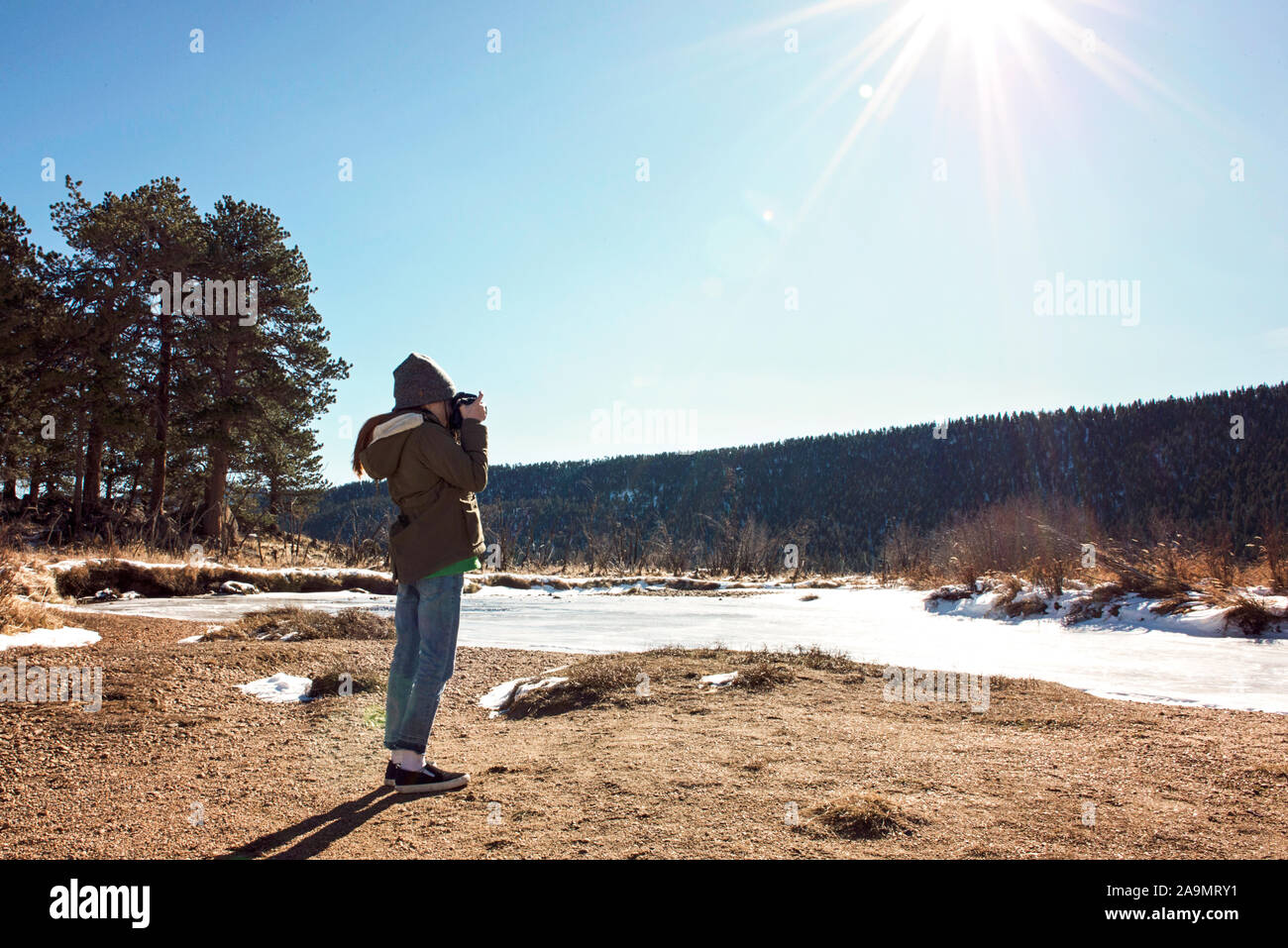 Junges Mädchen mit Kamera in den Rocky Mountains zu erkunden Stockfoto