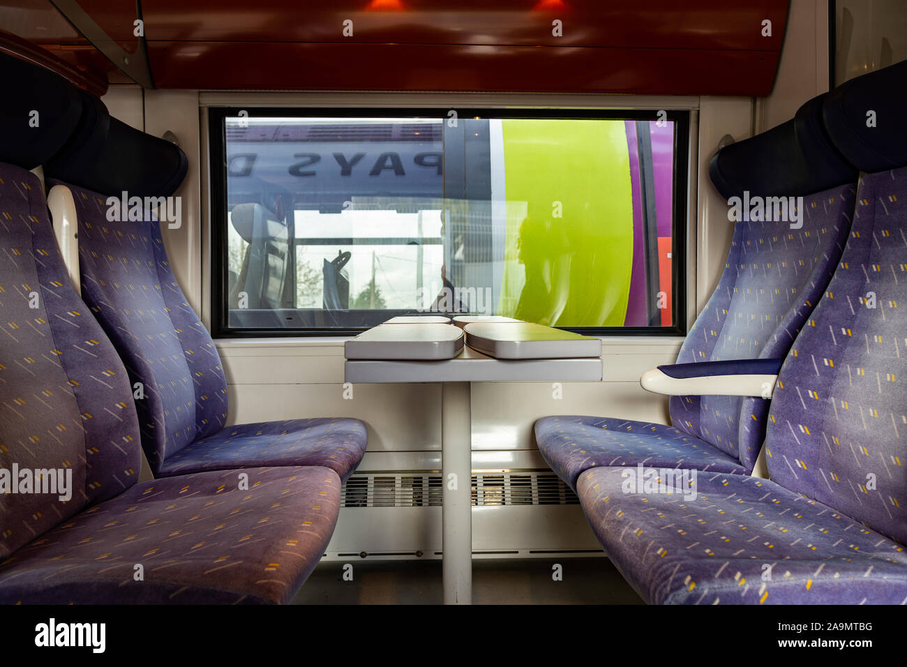 Leerer Zug sitze in einem französischen Zug Stockfoto
