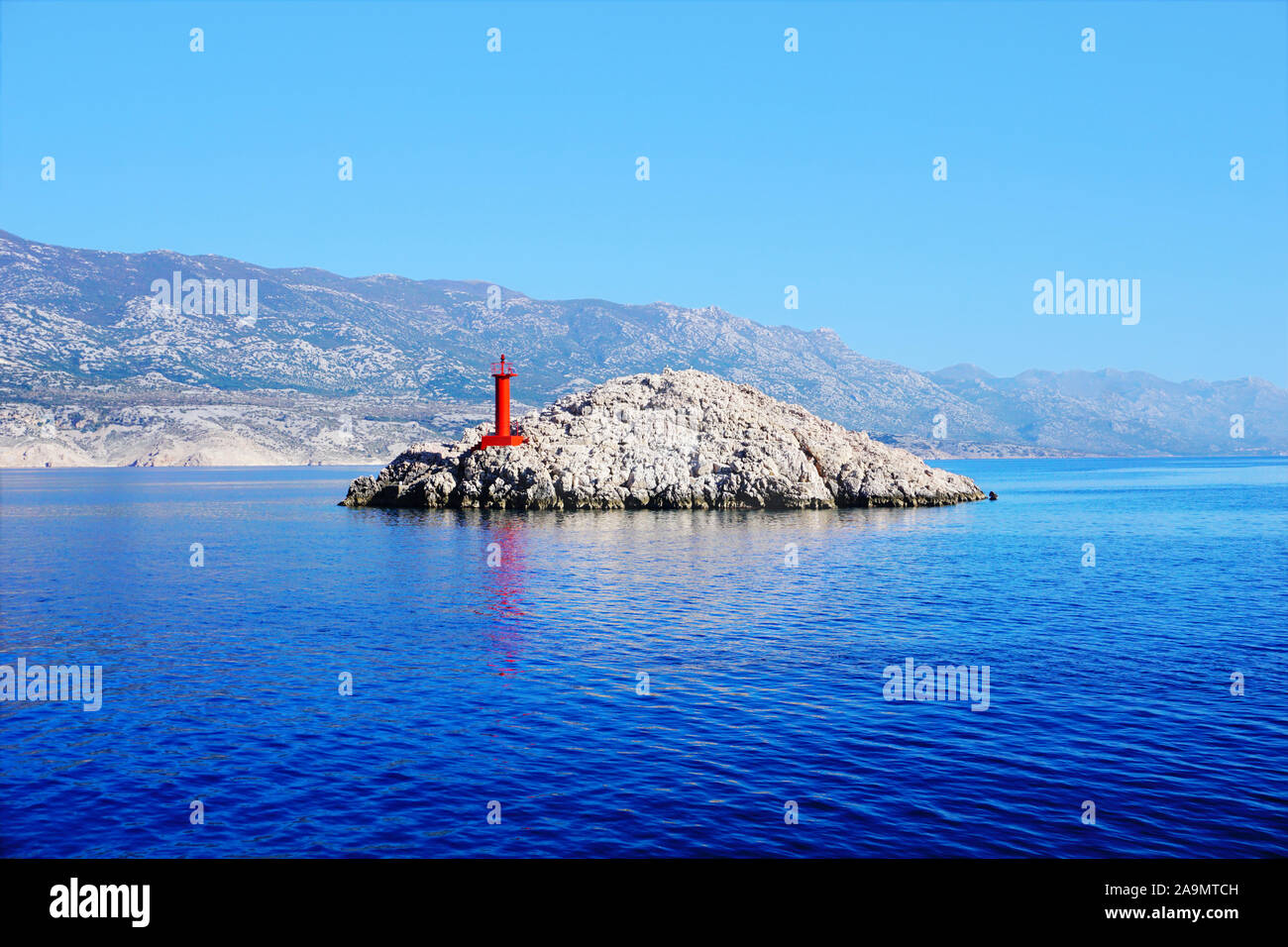 Rote Leuchtturm auf der kleinen Insel Zigljen vor Fährhafen auf der kroatischen Insel Pag Stockfoto