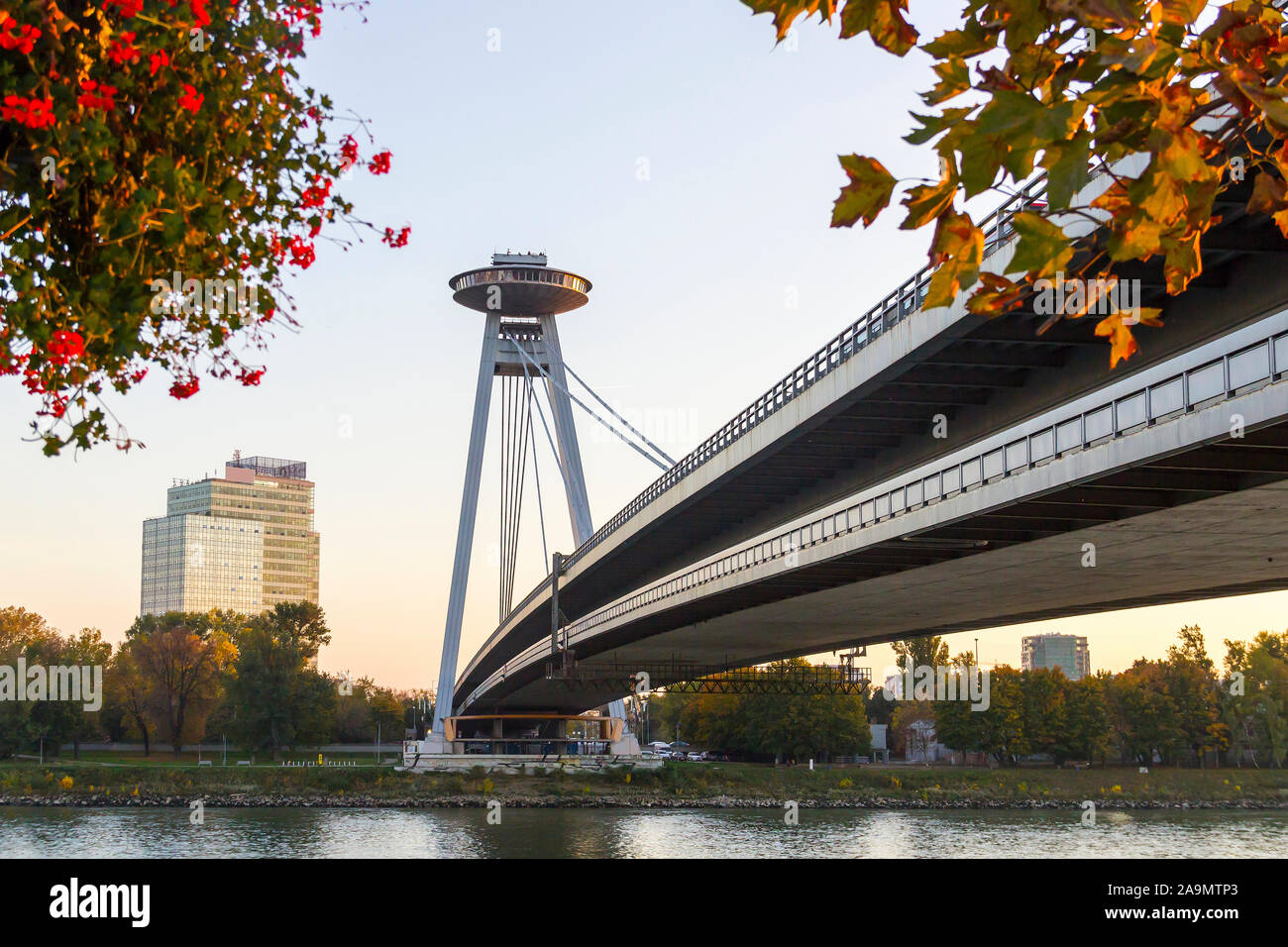 SNP-Brücke über die Donau (auch bekannt als Neue Brücke und UFO-Brücke), Bratislava, Slowakei Stockfoto