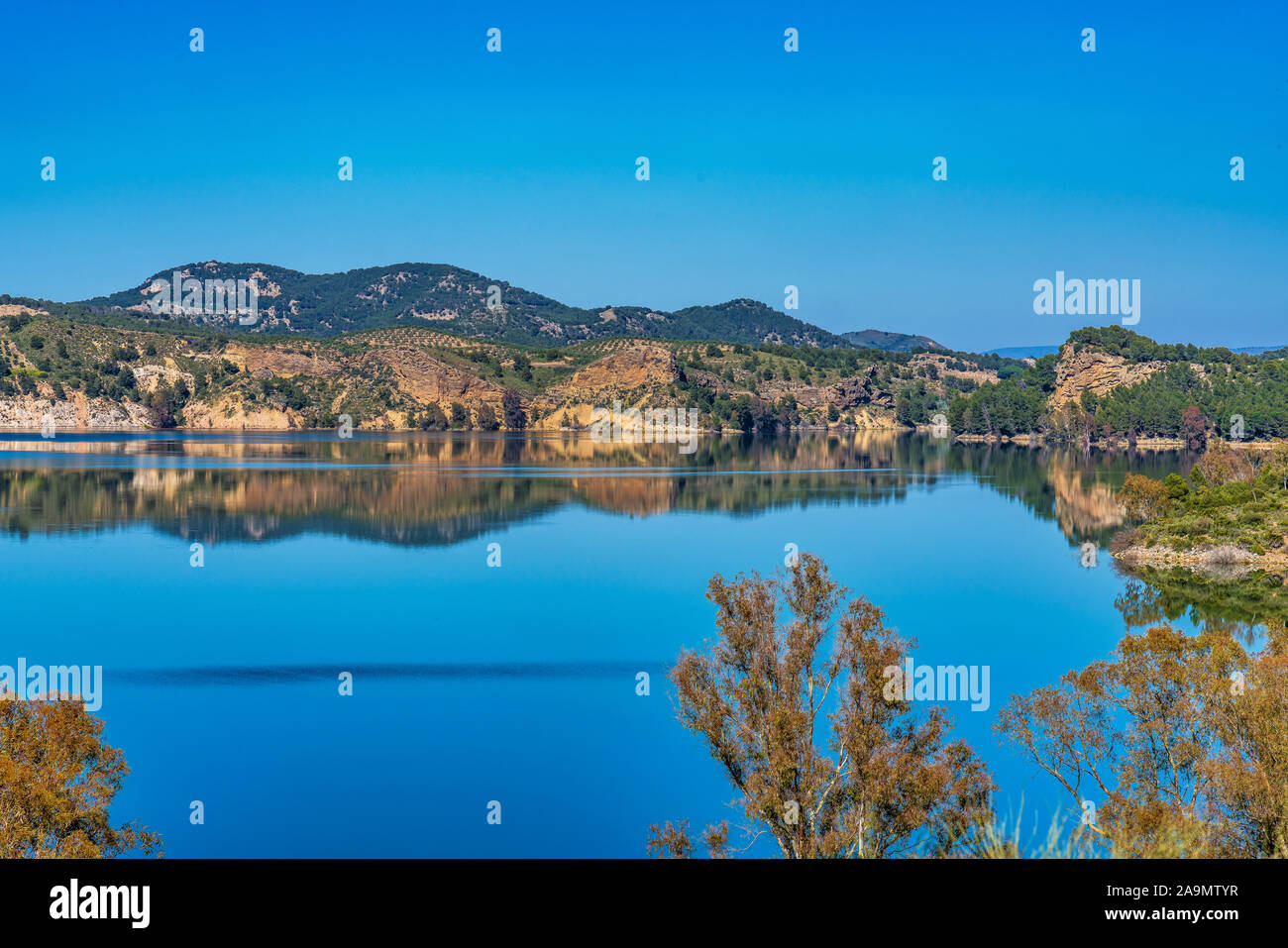 See Embalse del Guadalhorce, Ardales Reservoir, Malaga, Andalusien, Spanien Stockfoto