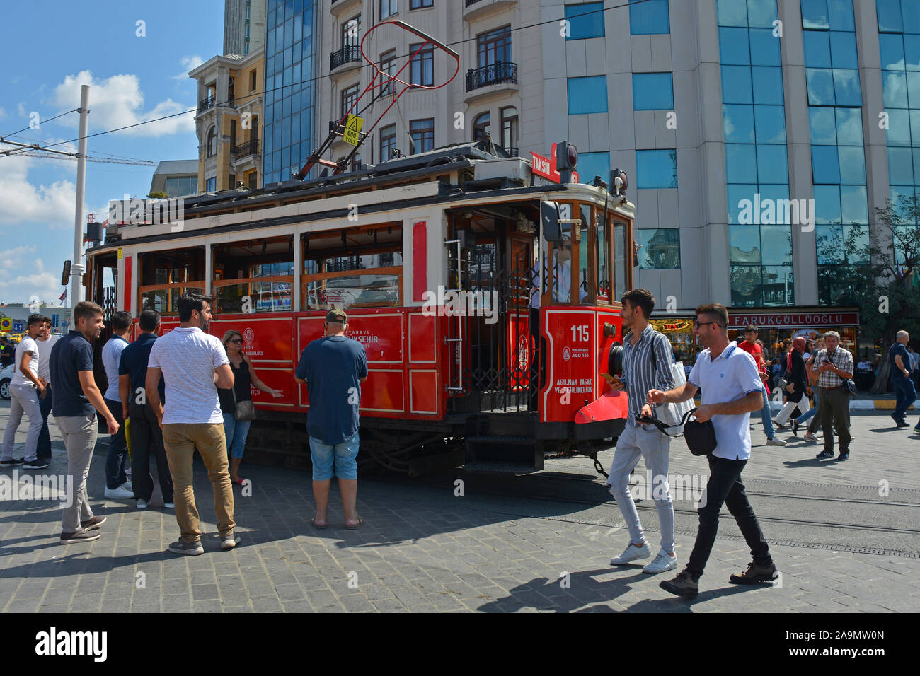 Istanbul, Turkey-September 8 2019. Touristen warten die berühmten nostalgischen Straßenbahn am Taksim Platz, die vom Taksim-Platz zu Tunel läuft an Stockfoto