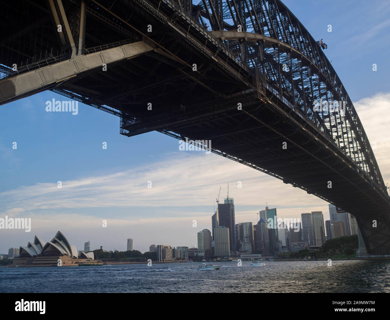 Die Sydney Harbour Bridge und das Stadtbild unterhalb von Milsons Point gesehen Stockfoto