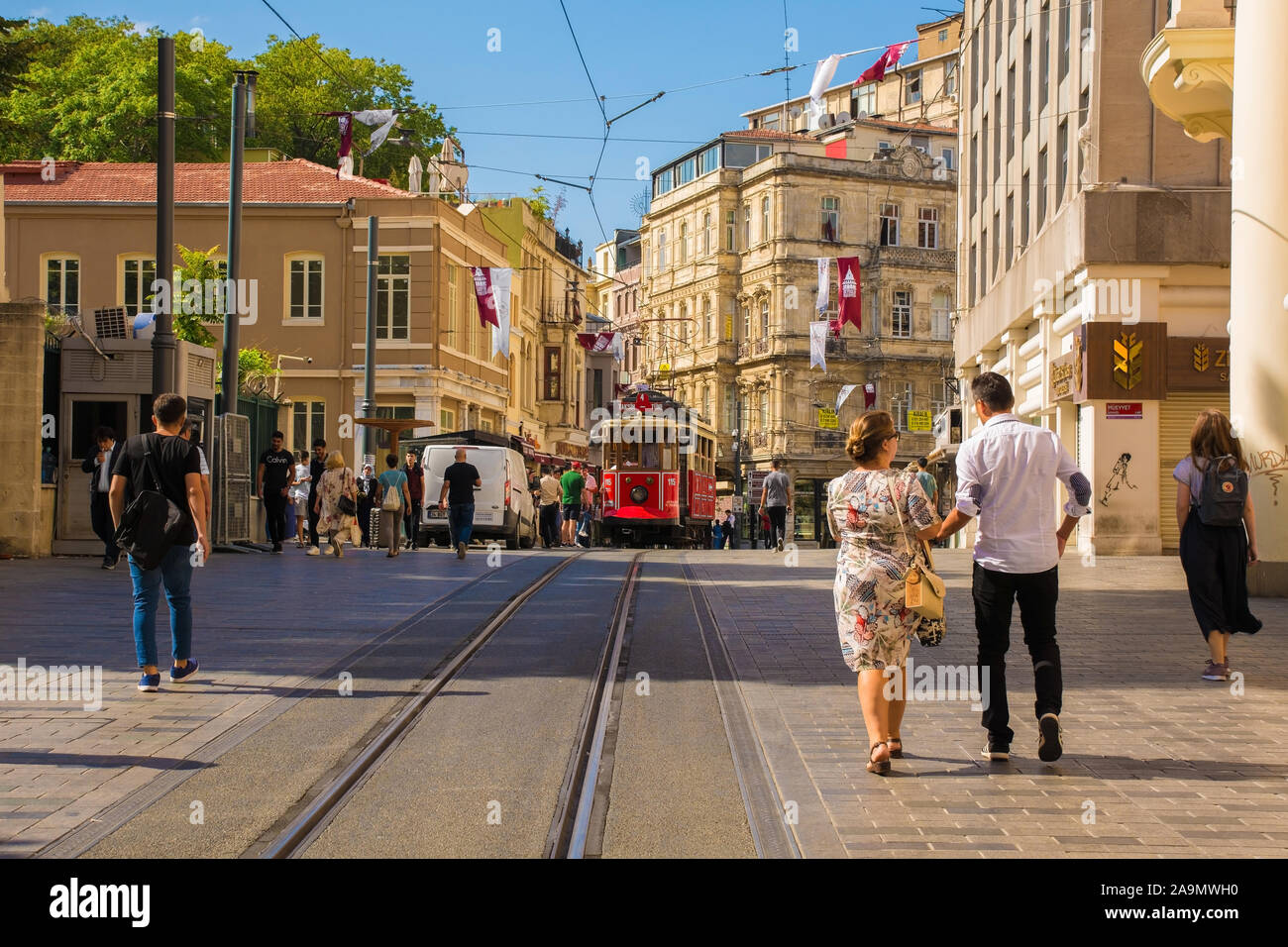 Istanbul, Türkei - 9. September 2019. Die berühmten nostalgischen Straßenbahn von Taksim Tunel entlang der Istiklal Cadessi in Beyoglu, Istanbul. Stockfoto